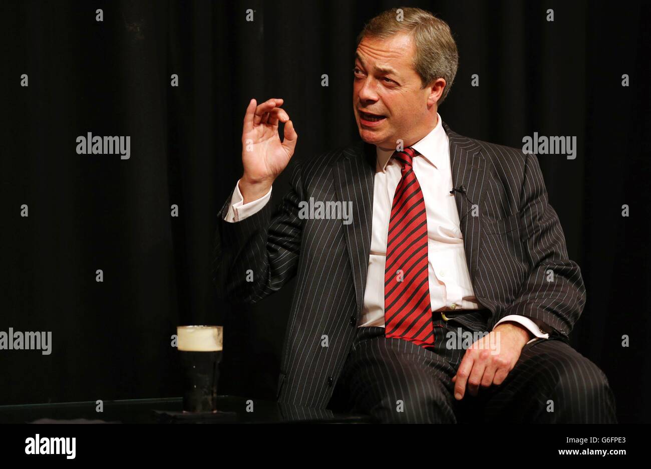 Nigel Farage, leader del Partito per l'indipendenza del Regno Unito, durante l'evento "UNA birra e un fag con Farage" al Comedy Store di Manchester, il secondo giorno della Conferenza del Partito conservatore di Manchester. Foto Stock