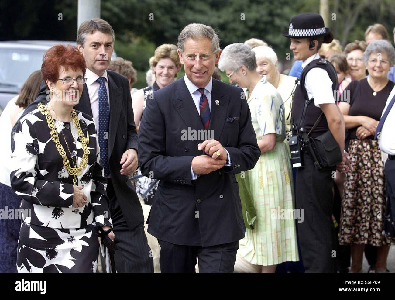 Il Principe del Galles arriva con Lord Provost Liz Cameron alla Weir Pumps a Cathcart, Glasgow, dove ha visitato i lavoratori della più grande azienda di ingegneria della Scozia. Charles, conosciuto come Duca di Rothesay in Scozia, è stato inesperto di personale e gestione presso il Weir Group di Glasgow all'inizio di una giornata di visite in tutto il paese. Weir impiega circa 8,000 persone in tutto il mondo che fanno attrezzature di pompaggio specialistiche, dalle industrie della difesa e nucleare ai settori della produzione di energia e del trattamento delle acque. Foto Stock