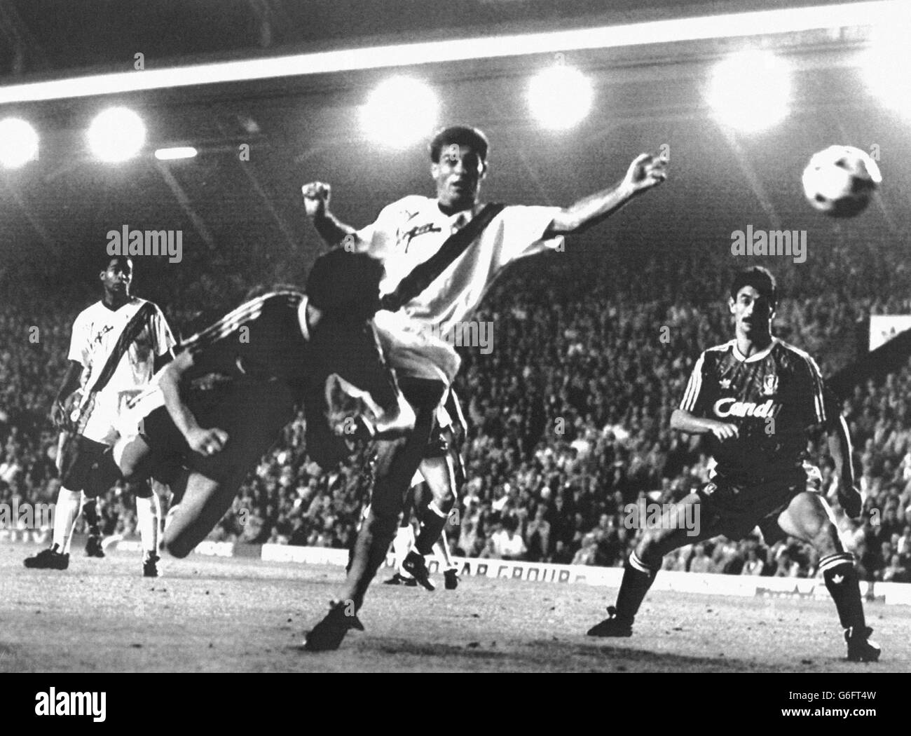 Il Defender Gary Gillespie segna il quarto obiettivo di Liverpool con un titolo di immersione nei 56 minuti durante la partita di divisione One Liverpool contro Crystal ad Anfield. I Merseysiders hanno battuto Crystal Palace 9-0, registrando la loro più grande vittoria di volo. Foto Stock