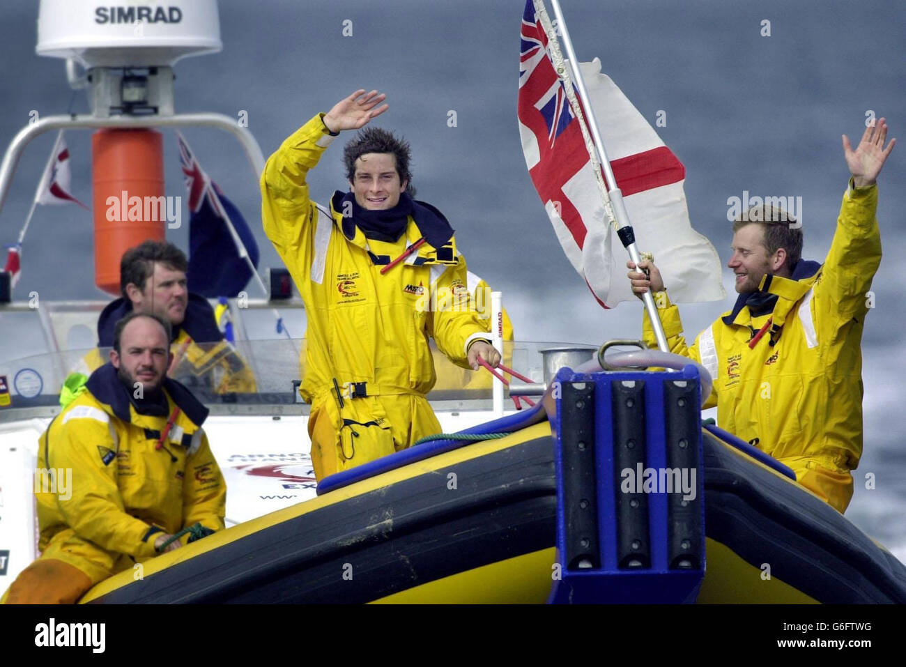 (Da sinistra a destra) Charlie Laing, Nigel Thompson, Bear Grylls e Andy Leivers arrivano a John o Groats, nel nord della Scozia, dopo la prima traversata non assistita - in una barca gonfiabile aperta - del Nord Atlantico appena a sud del Circolo polare Artico. Il team ha subito temperature calmanti e ha negoziato alcuni dei mari più pericolosi del mondo da quando sono saliti da Halifax, in Nuova Scozia, il 31 luglio. Foto Stock