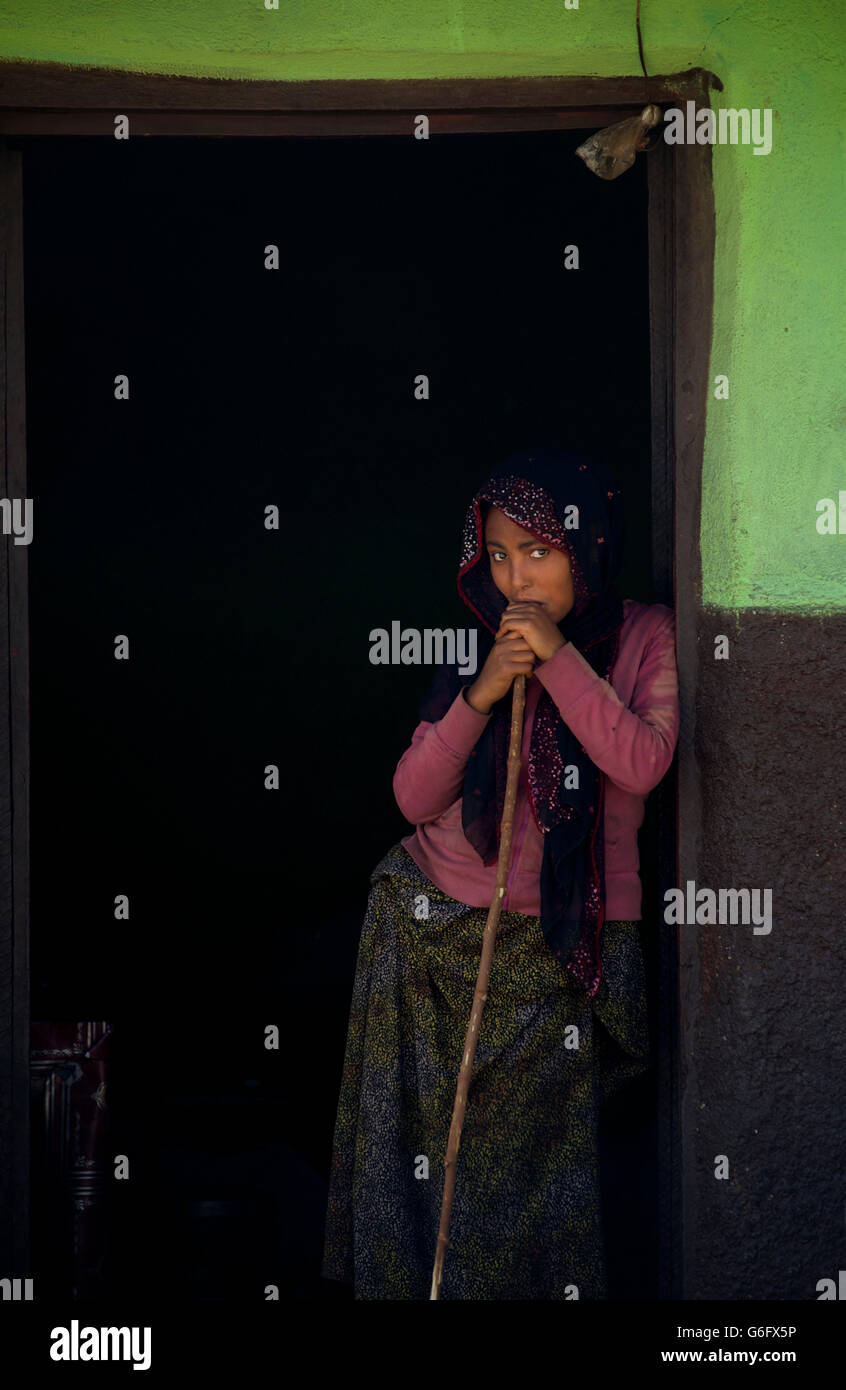 Donna etiope, in un negozio doorwa, Kulubi, Regione Oromia, Etiopia Foto Stock