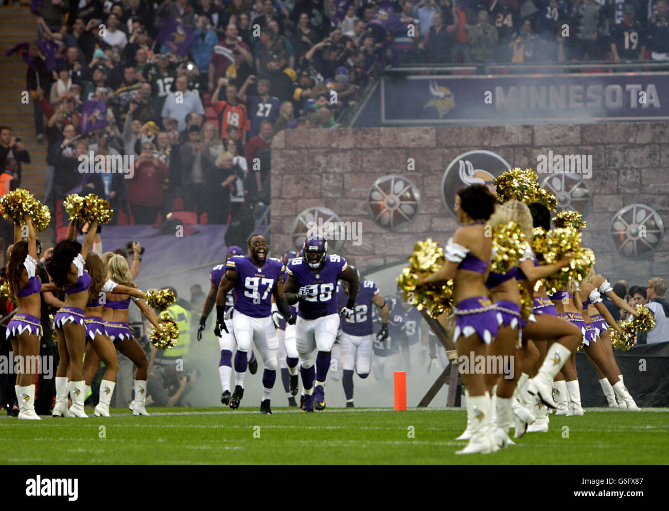 I Minnesota Vikings si allenano nel campo del gioco, superando i loro leaders durante la partita della NFL International Series al Wembley Stadium di Londra. Foto Stock