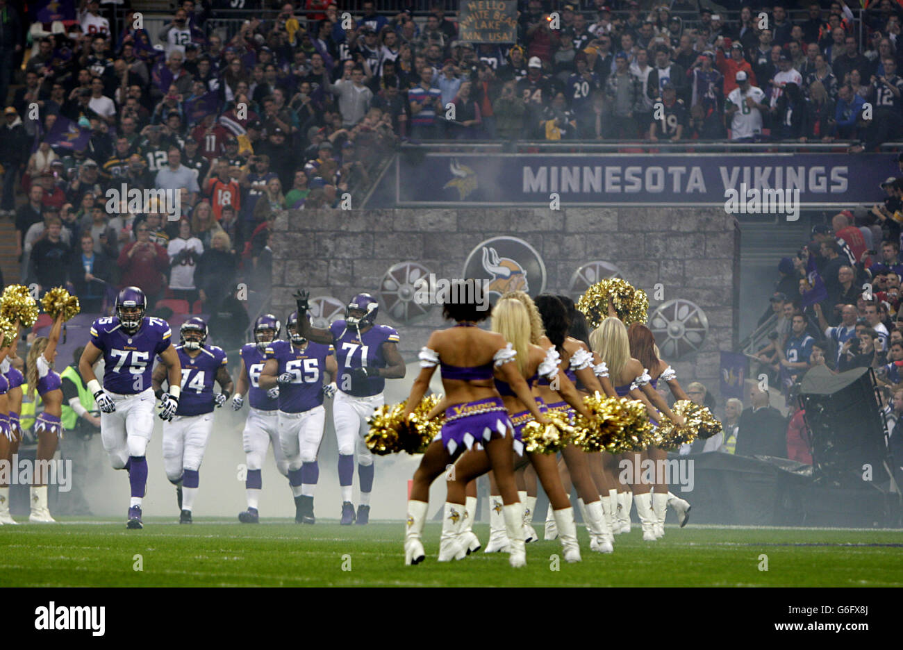 I Minnesota Vikings si allenano nel campo del gioco, superando i loro leaders durante la partita della NFL International Series al Wembley Stadium di Londra. Foto Stock
