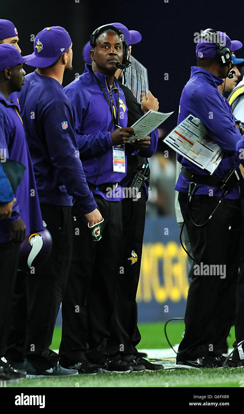 Leslie Fraser, allenatore della Minnesota Vikings, durante la partita della NFL International Series allo stadio Wembley di Londra. Foto Stock