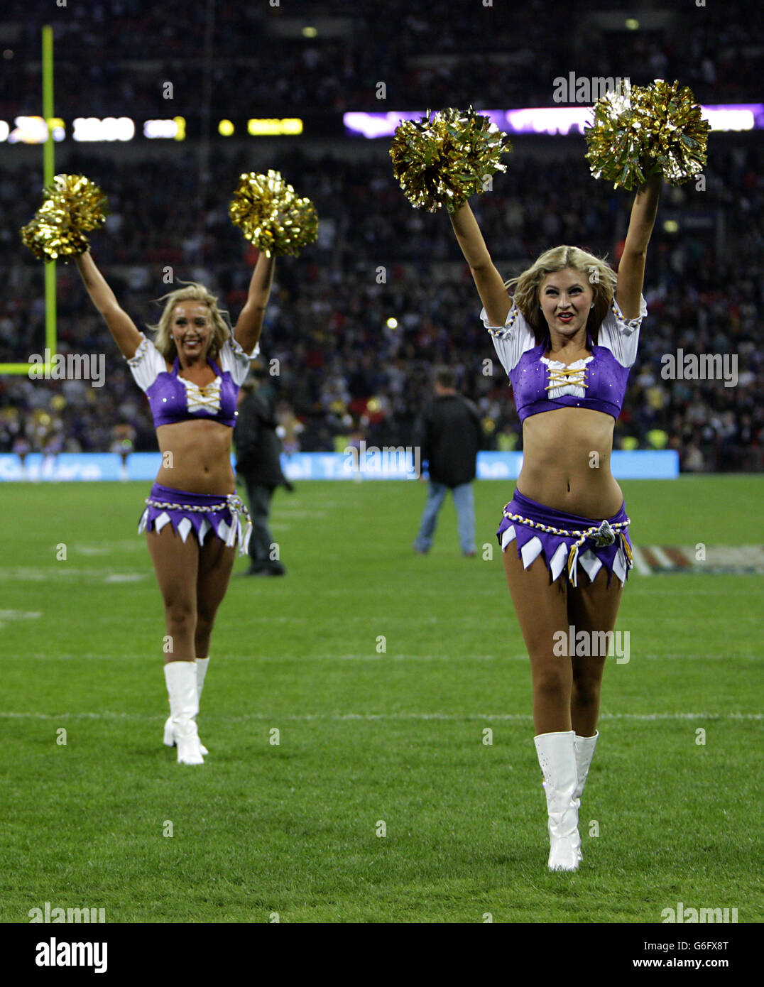 Cheerleader dei Minnesota Vikings durante la partita della NFL International Series al Wembley Stadium, Londra. Foto Stock