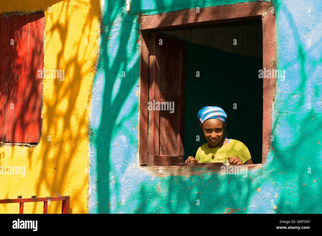 Ritratto di una donna etiope nella finestra . Nei pressi di Alamata e Korem, Etiopia Foto Stock