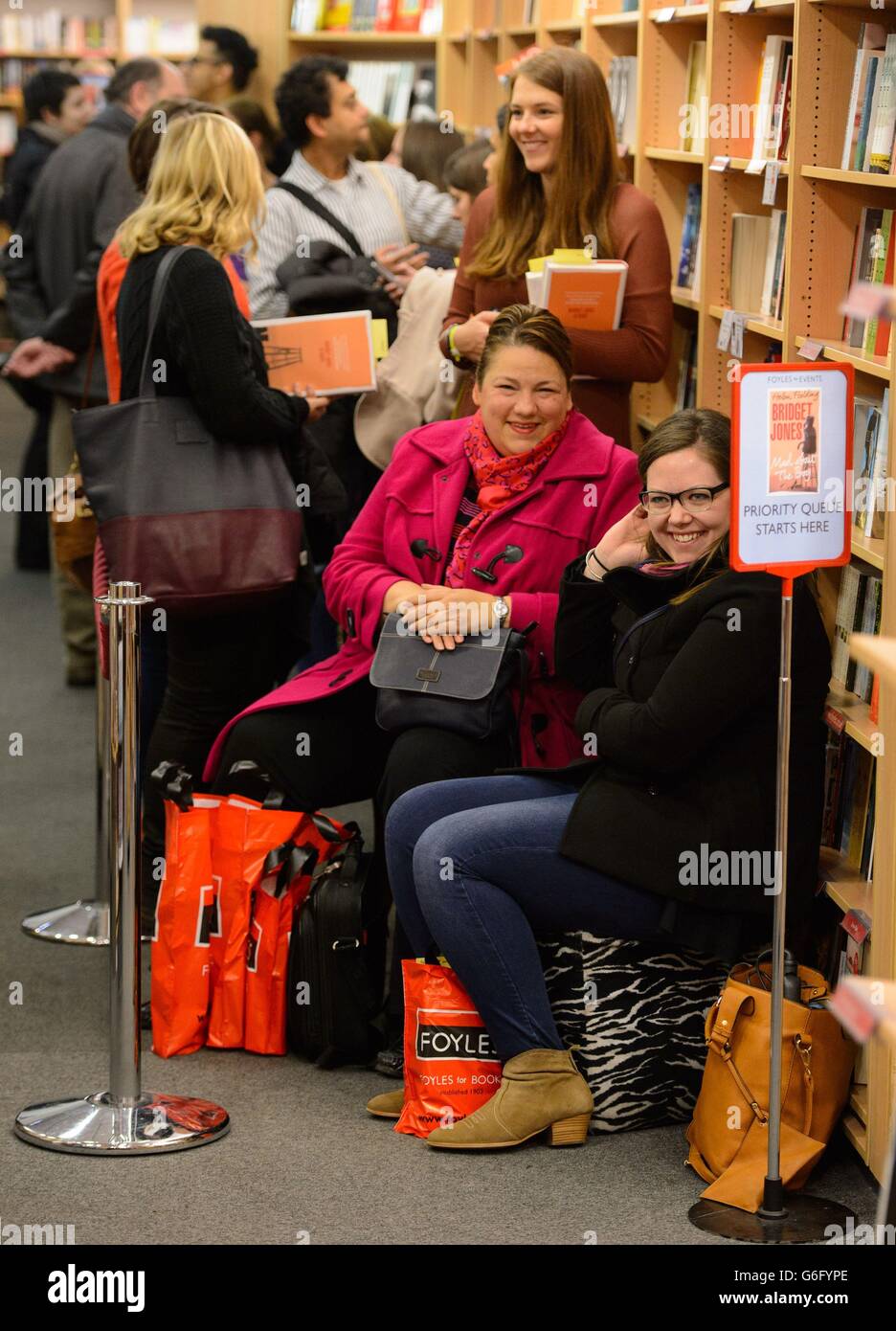 Membri della coda pubblica per ottenere le loro copie di 'Bridget Jones - Mad About the Boy' firmato dall'autore Helen Fielding, a Foyles, nel centro di Londra. Foto Stock