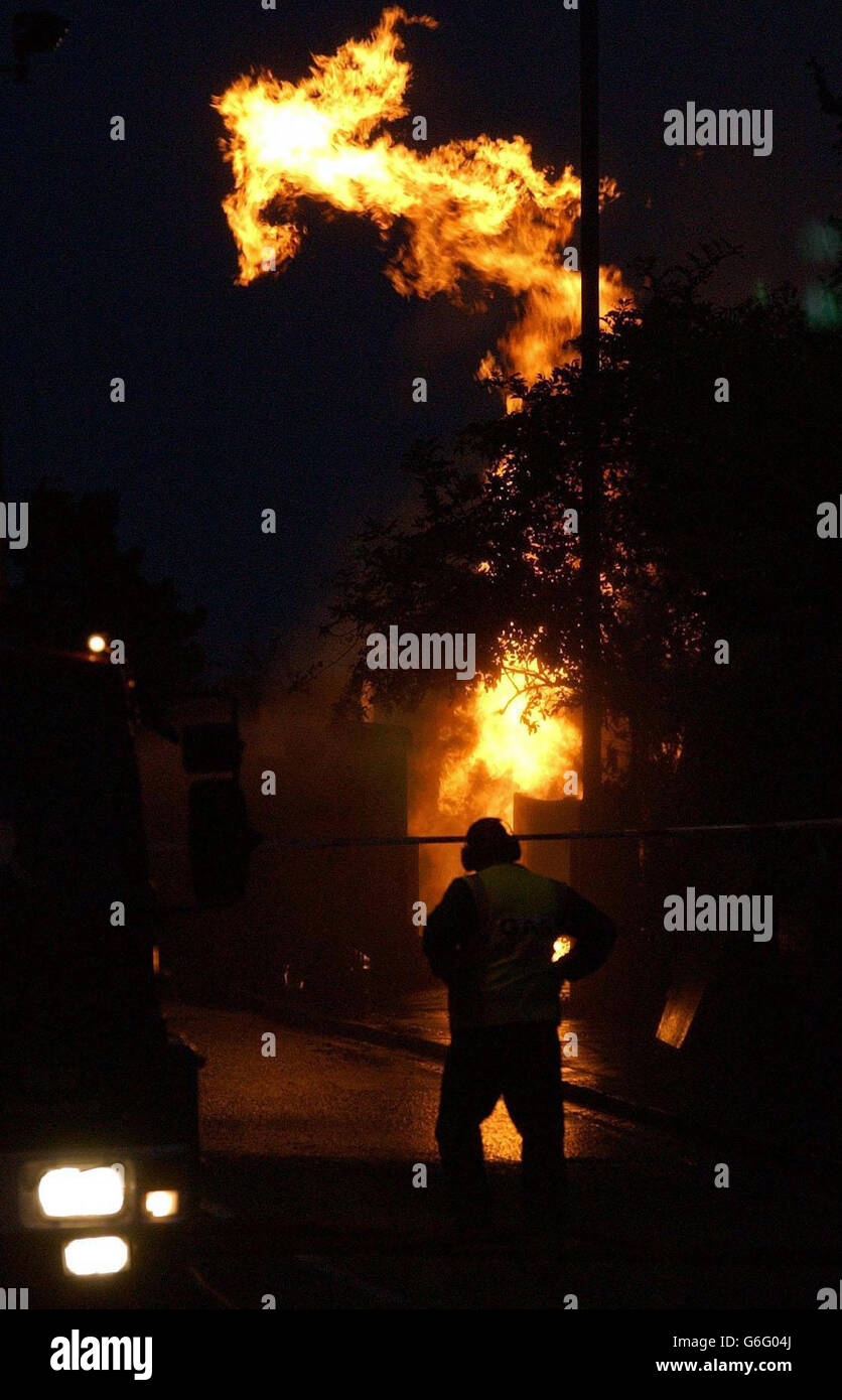 I vigili del fuoco continuano ad affrontare un incendio sul lato dei binari ferroviari di Palmers Green, a nord di Londra. Si ritiene che le fiamme provengano da una rete a gas, ha detto un ufficiale della polizia metropolitana. I servizi ferroviari sulla linea Moorgate-Hartford North sono stati sospesi a causa dell'incidente. Foto Stock