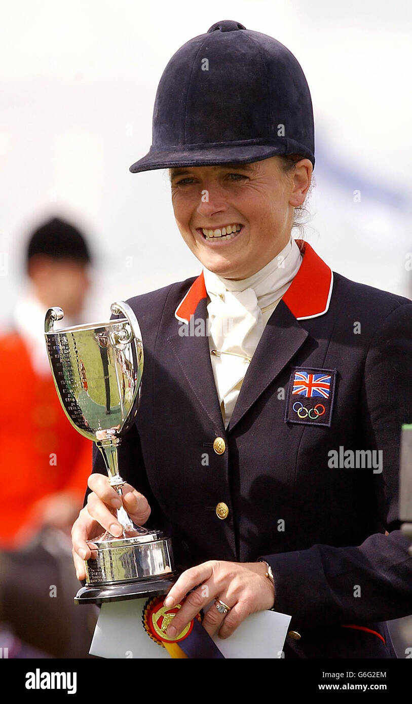 L'imbuto Pippa della Gran Bretagna con il suo trofeo dopo aver vinto le prove a cavallo di Burghley a Stamford. Zara Phillips, figlia della principessa reale, ha finito al secondo posto nella manifestazione. Foto Stock