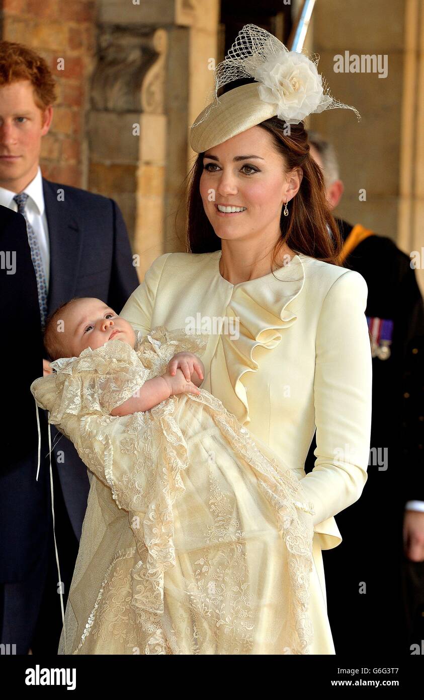 La duchessa di Cambridge porta suo figlio il Principe Giorgio dopo la sua Cristianità alla Cappella reale nel Palazzo di St James dall'arcivescovo di Canterbury nel centro di Londra. Foto Stock