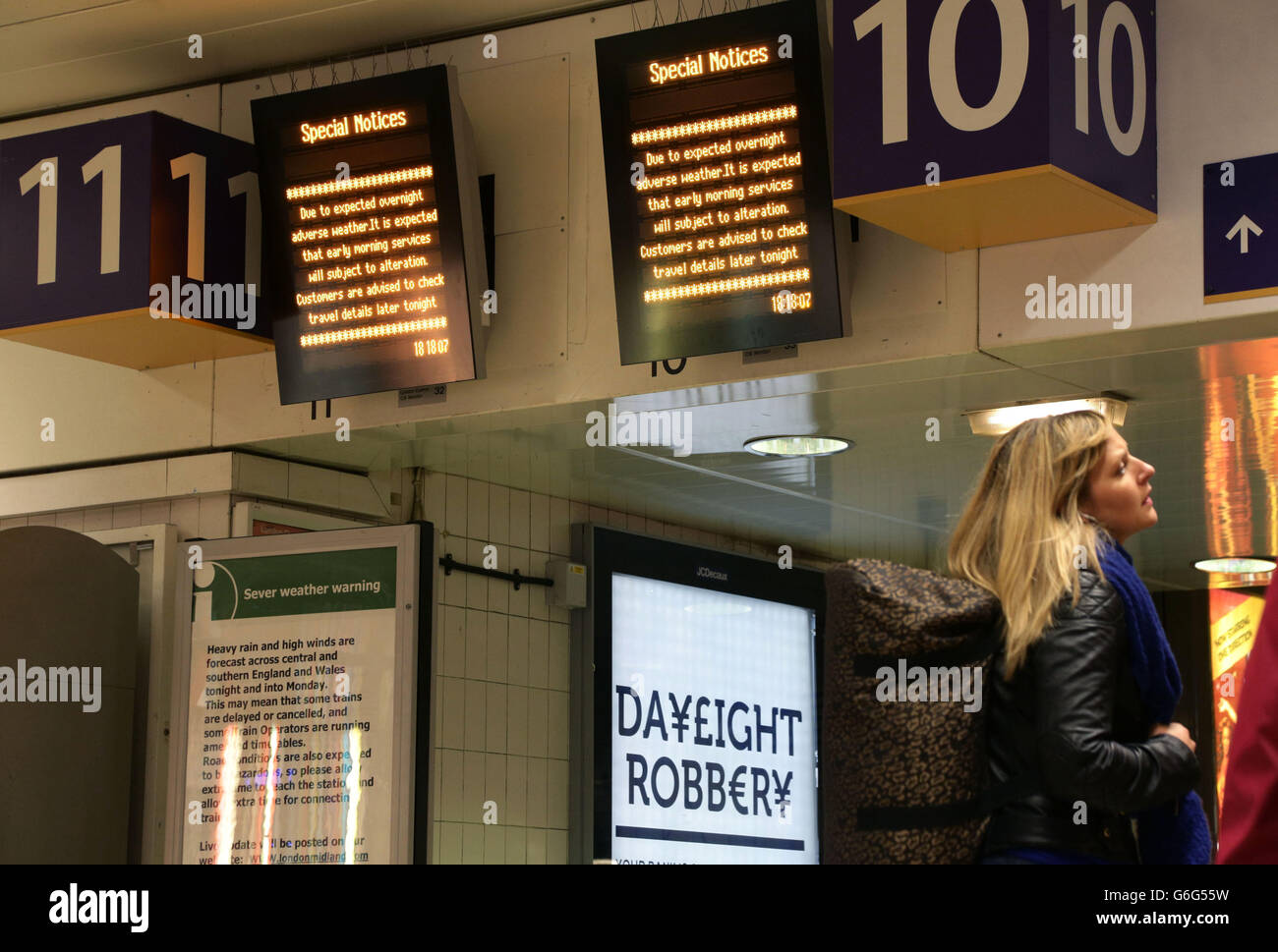 Informazioni sui treni avvertimento dei servizi interessati a causa del maltempo notturno alla stazione di Euston, Londra. Foto Stock