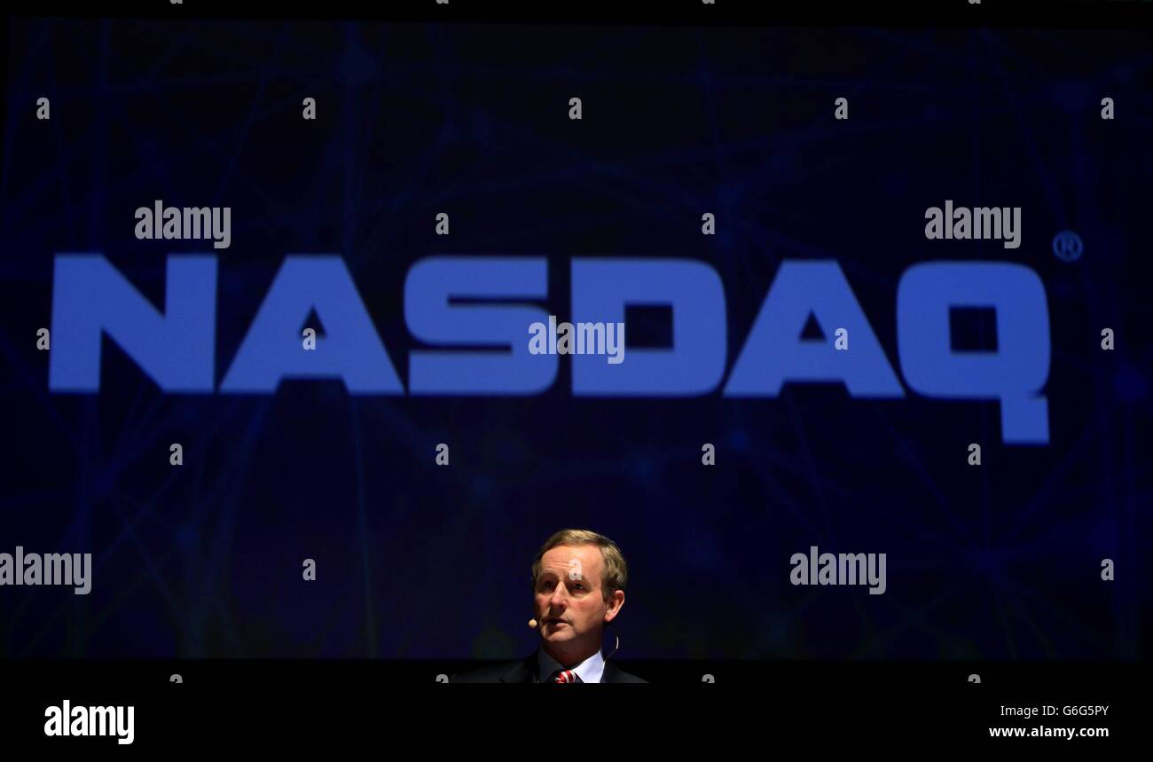 Un Taoiseach Enda Kenny TD parla prima di suonare la campana di apertura per il NASDAQ per la prima volta in Irlanda, presso il RDS di Dublino, dove si svolge Websuit 2013. Foto Stock