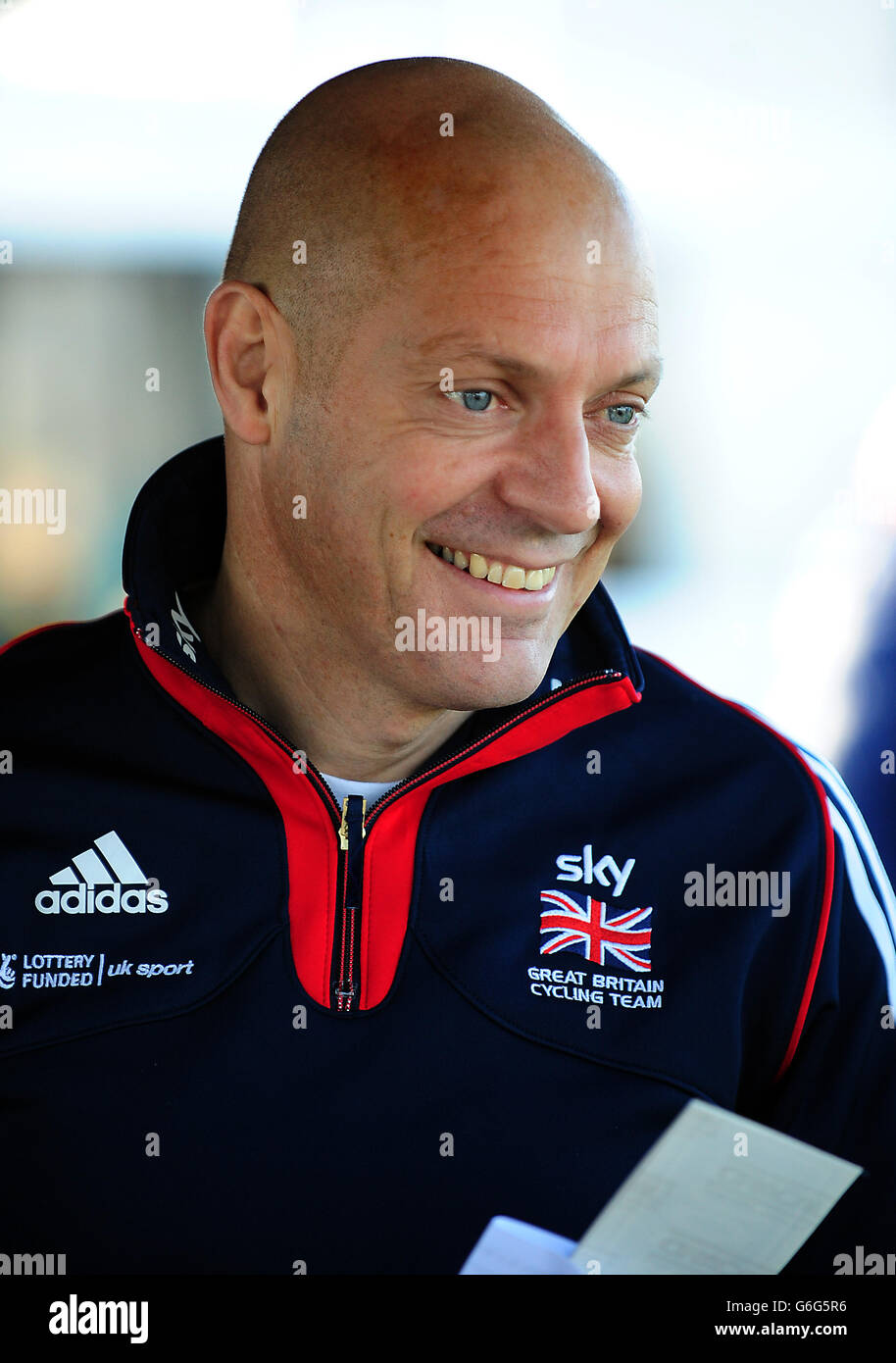 Modifica dei luoghi evento ciclistico. Il Team Sky Principal Sir Dave Brailsford durante una visita al Changing Places Cycling Event al Pride Park di Derby. Foto Stock