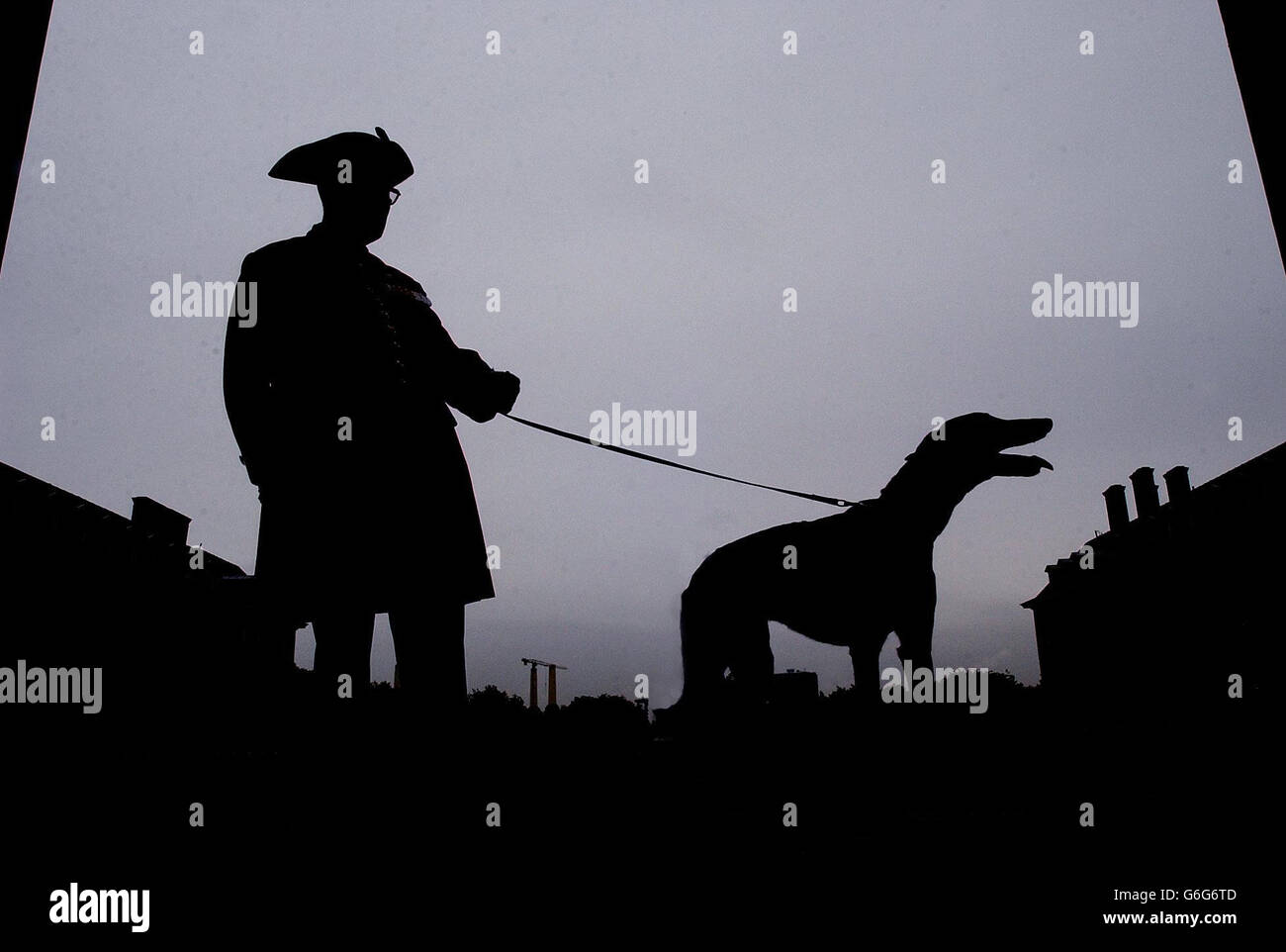 Alan Gale, pensionato e amante dei cani di Chelsea, 84 anni, con il levriero in pensione e rimpatriato Becca, 5, il 25.000esimo levriero a essere rihomed dal pensionato Greyhound Trust, al Royal Hospital Chelsea, Londra. Foto Stock