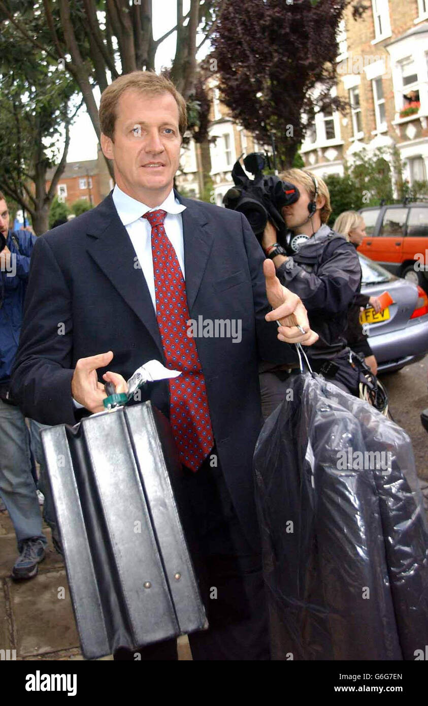 Alastair Campbell arriva a casa sua a nord di Londra dopo aver annunciato le sue dimissioni da Direttore delle Comunicazioni al primo Ministro Tony Blair. Foto Stock