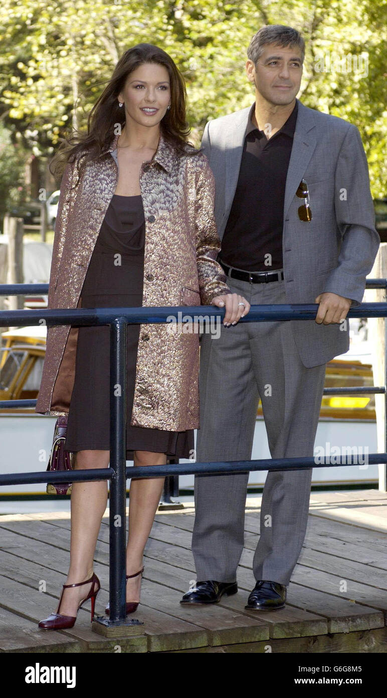 Gli attori Catherine Zeta Jones e George Clooney si pongono ai fotografi per promuovere il loro nuovo film "intollerabile crudeltà" durante il Festival del Cinema di Venezia alla Mostra Internazionale d'Arte cinematografica Lido di Venezia, nell'ambito del 60° festival cinematografico annuale. Foto Stock