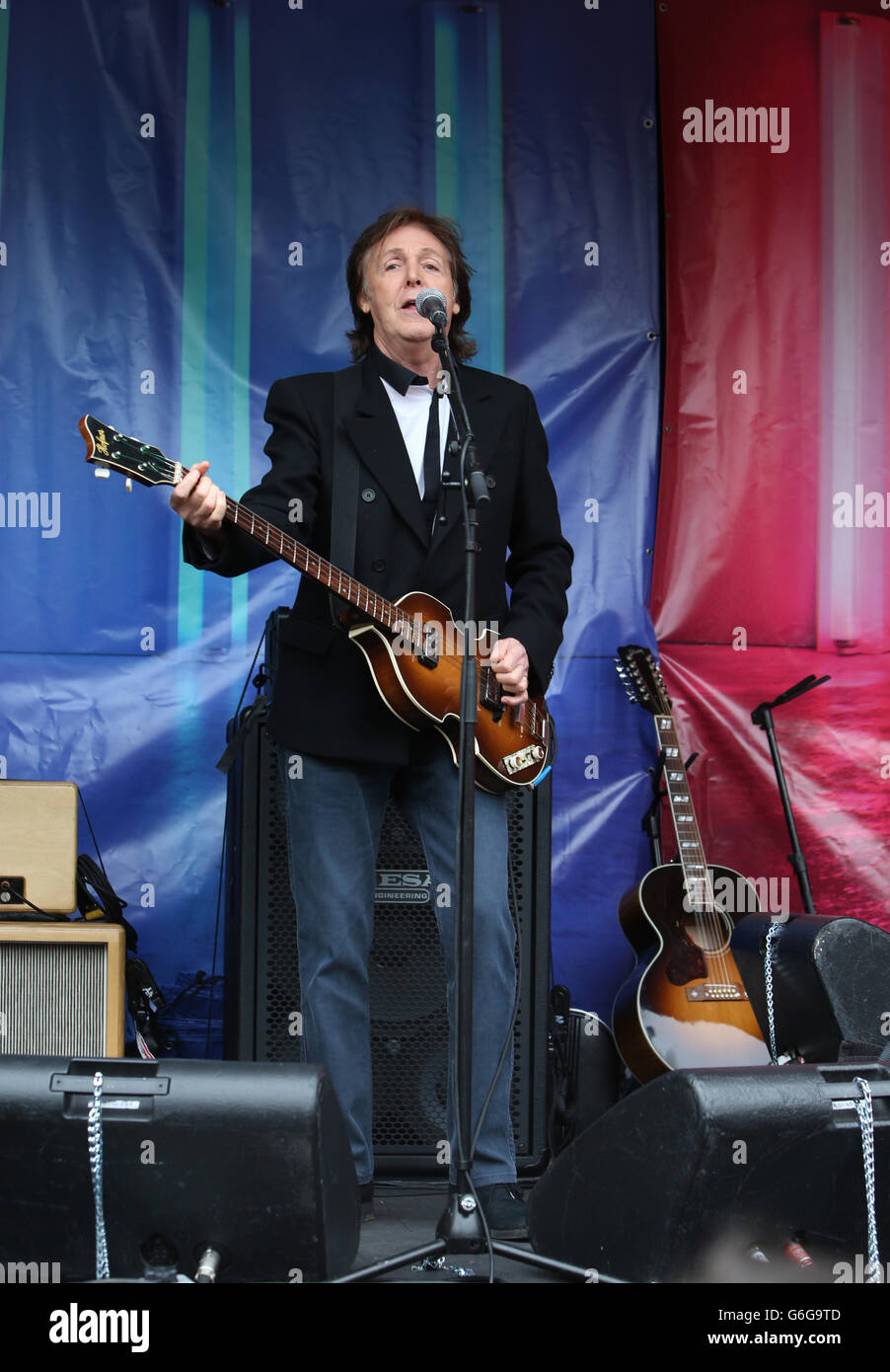 Paul McCartney in concerto - Londra. Sir Paul McCartney suona le canzoni del suo nuovo album durante un concerto a sorpresa a Covent Garden, Londra. Foto Stock