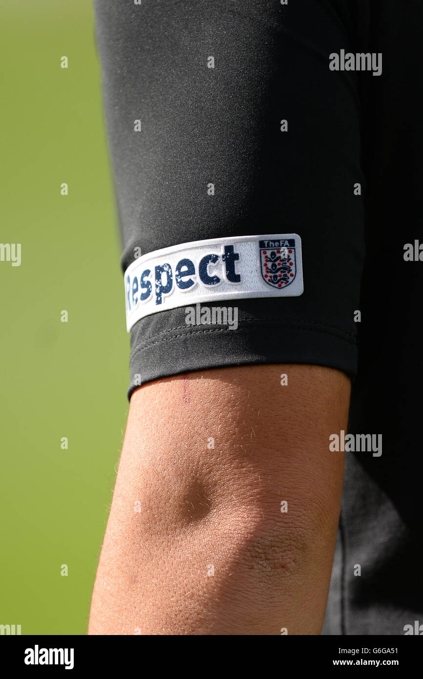 Calcio - Barclays U21 Premier League - Reading v Fulham - Reading Training Ground. Il distintivo di rispetto sulla manica di un assistente arbitro Foto Stock