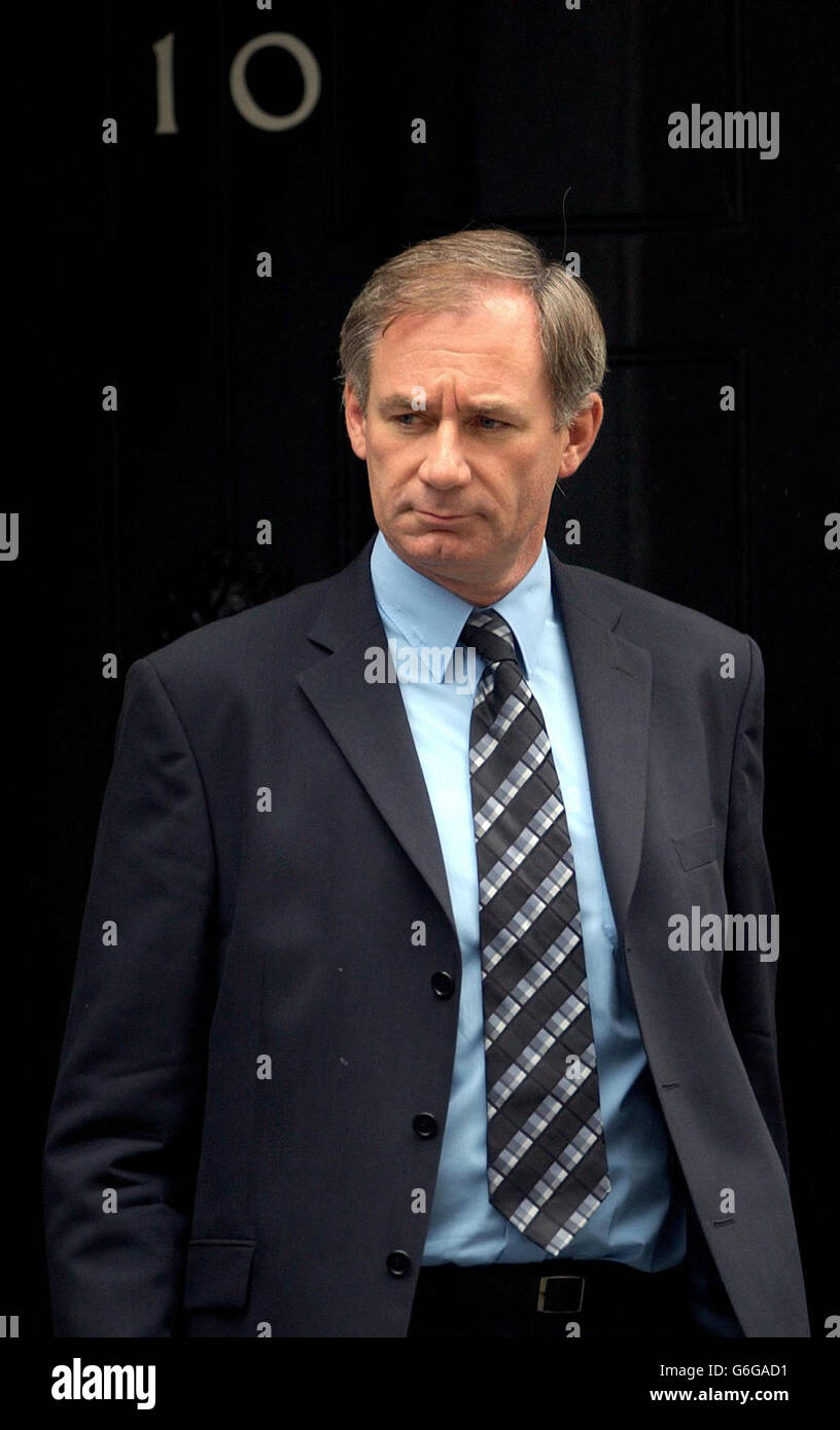 Il segretario alla Difesa Geoff Hoon lascia 10 Downing St nel centro di Londra, dopo un incontro con il primo ministro Tony Blair. Oggi Hoon è stato criticato da un'indagine parlamentare sull'uso dell'intelligence sull'Iraq per aver trattenuto le prove. La commissione per l'intelligence e la sicurezza ha affermato che è stato "disturbing" che Hoon non ha divulgato tutti i dettagli delle preoccupazioni circa il dossier sulle armi irachene del governo tra il personale di Defense Intelligence. Foto Stock
