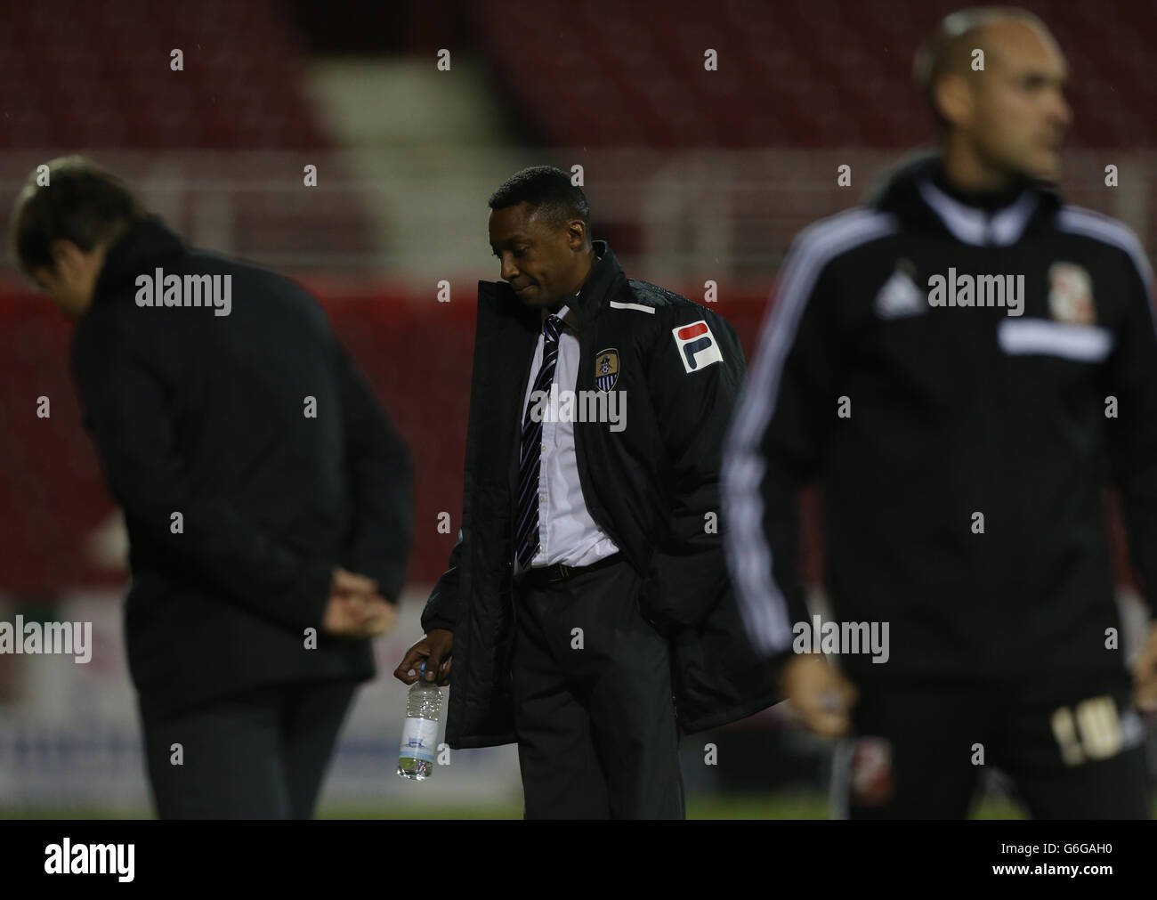 Notts County Manager Chris Kivomya mostra il suo rifiuto dopo aver visto la sconfitta 2-0 della sua squadra a Swindon Town Foto Stock