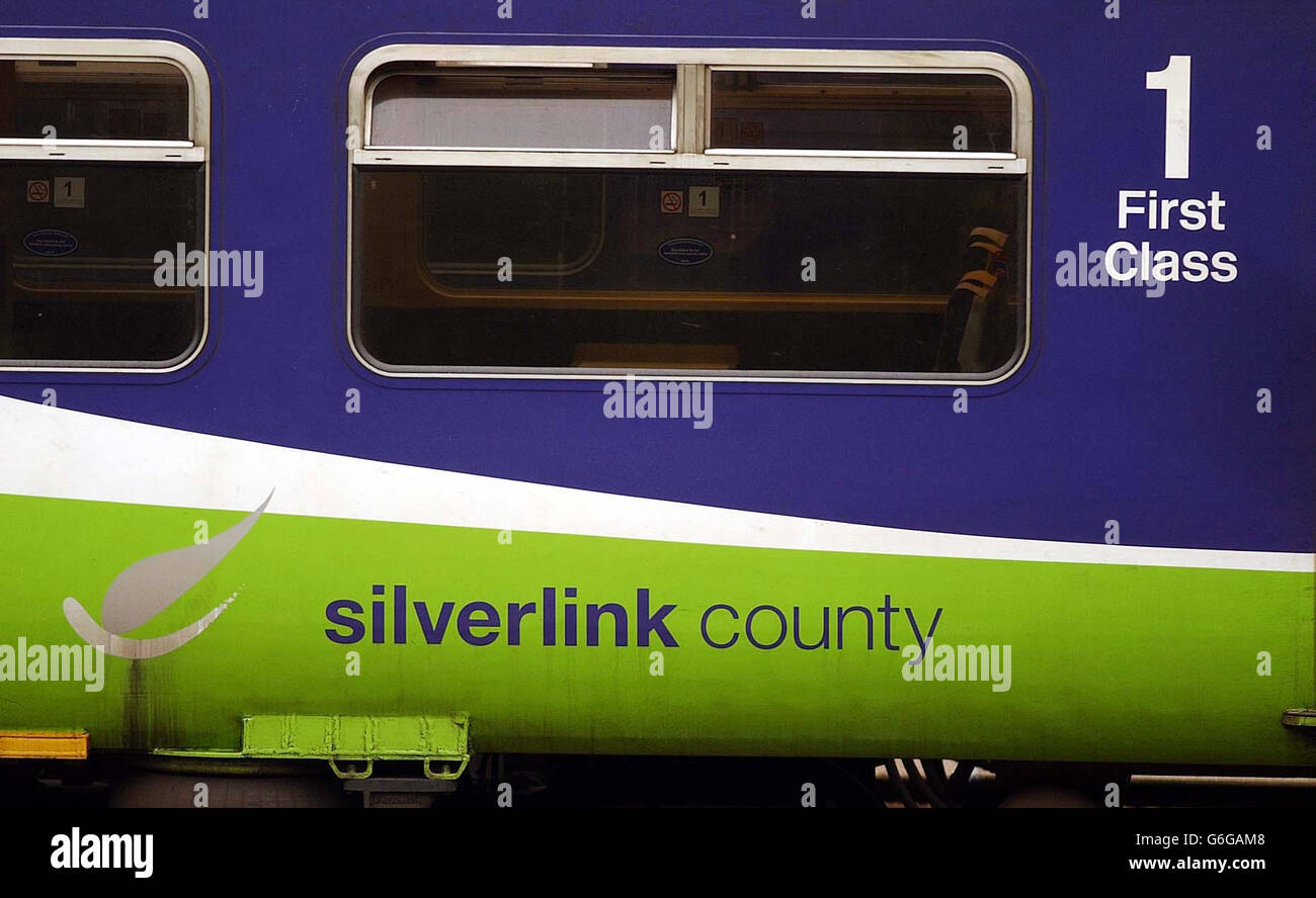 I treni Silverlink sono inattivi nei pressi della stazione di Bletchey. Silverlink County Trains ha ritirato la sua intera flotta di treni di classe 321 a causa di problemi di sicurezza sui dispositivi di frenatura, è stato annunciato oggi. I servizi sono sospesi tra Birmingham e London Euston fino a nuovo avviso. Foto Stock