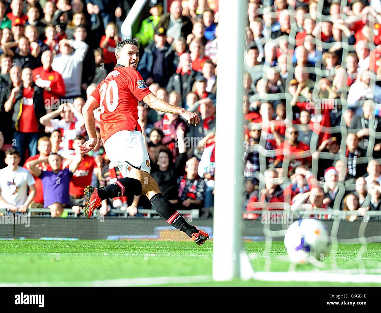 Robin van Persie di Manchester United (a sinistra) spara per segnarlo obiettivo di apertura della squadra Foto Stock
