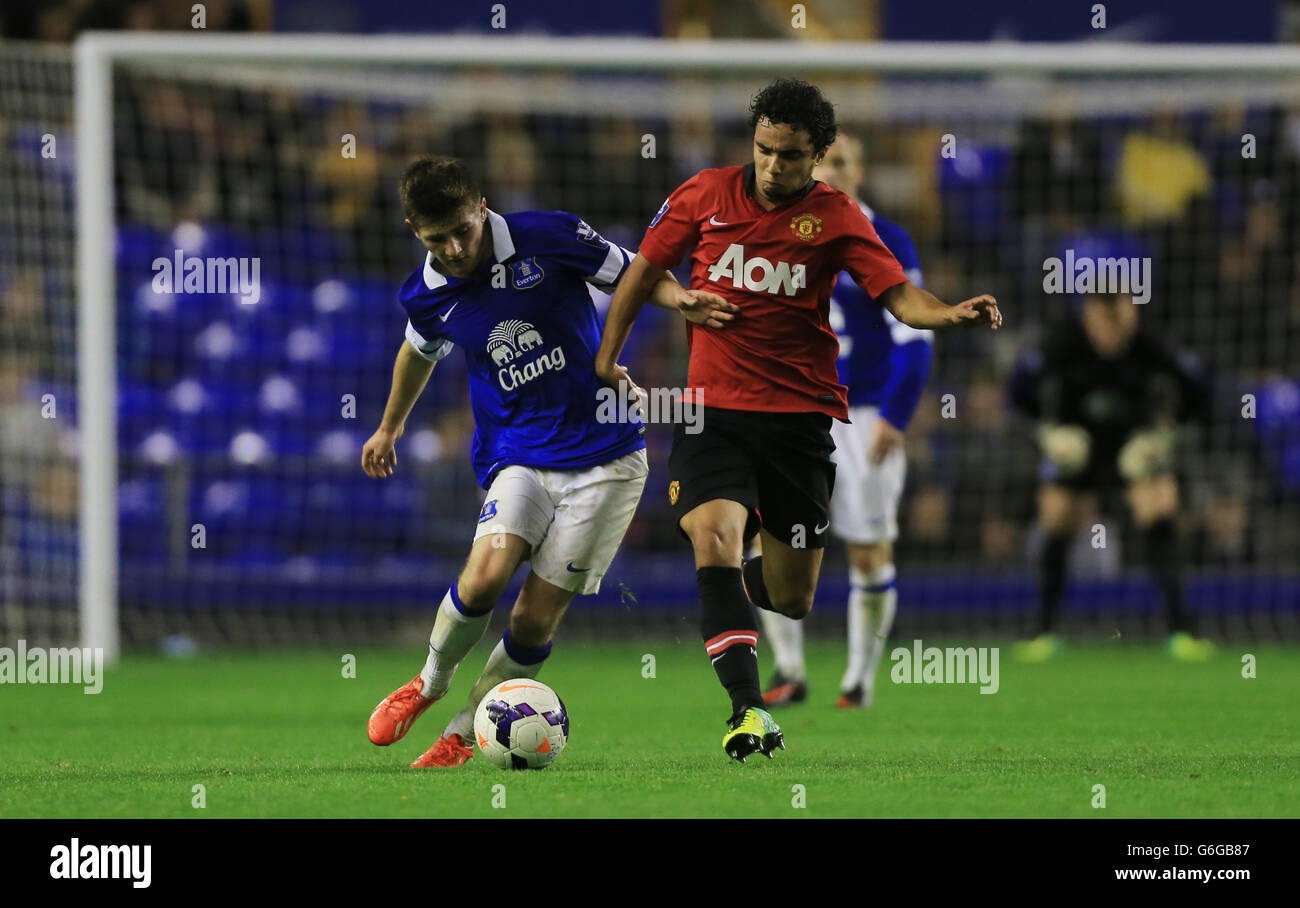 Calcio - U21 Barclays Premier League - Everton / Chelsea - Goodison Park. Matthew Kennedy di Everton U21 si srotola per la palla con Fabio da Silva del Manchester United U21 Foto Stock