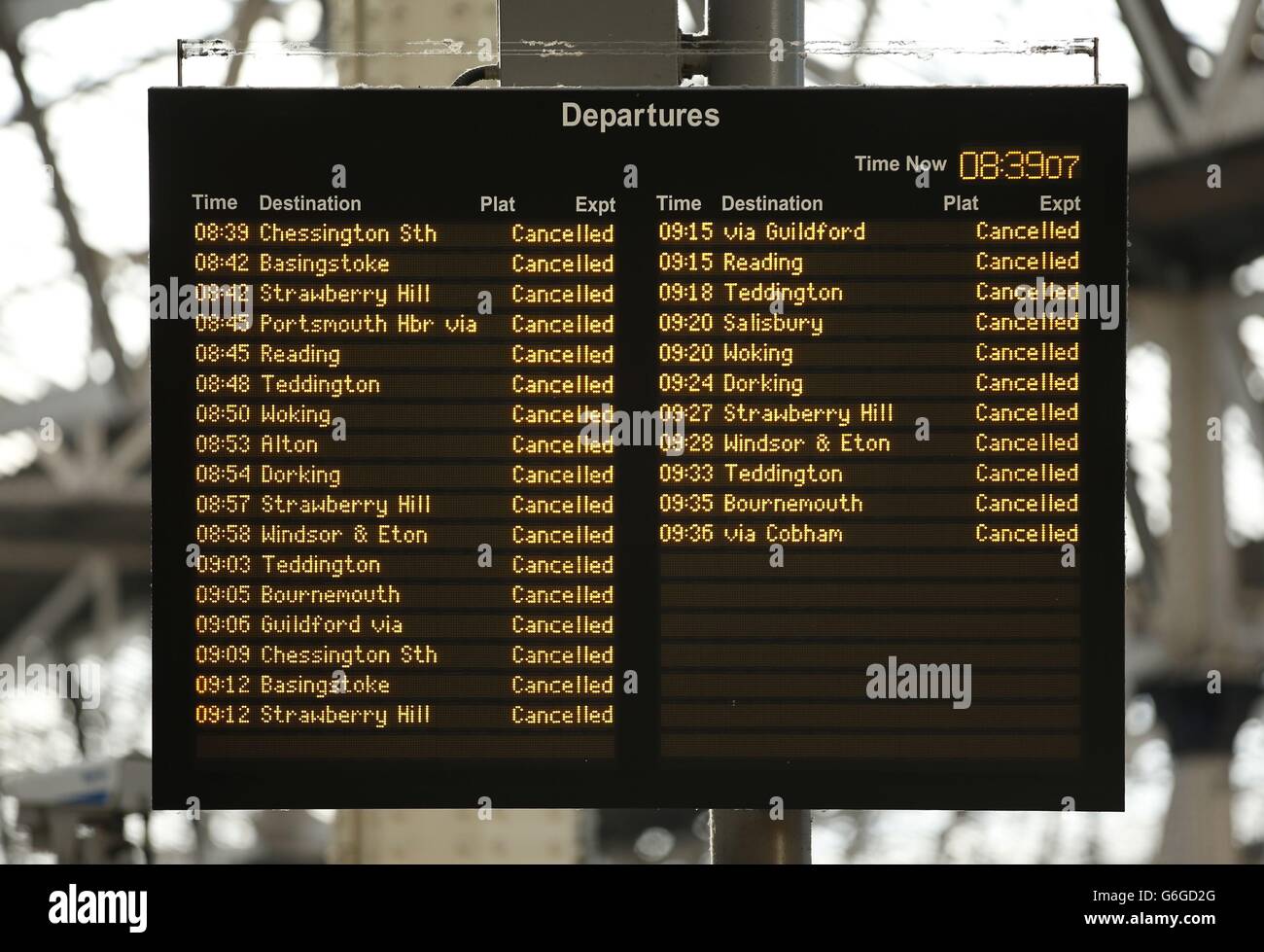 Una visione generale delle cancellazioni sul bordo di partenza alla stazione di Waterloo, Londra, come più di 40,000 case sono senza potere e pendolari sono di fronte gravi interruzioni di viaggio dopo la tempesta peggiore in anni ha fatto il Regno Unito. Foto Stock