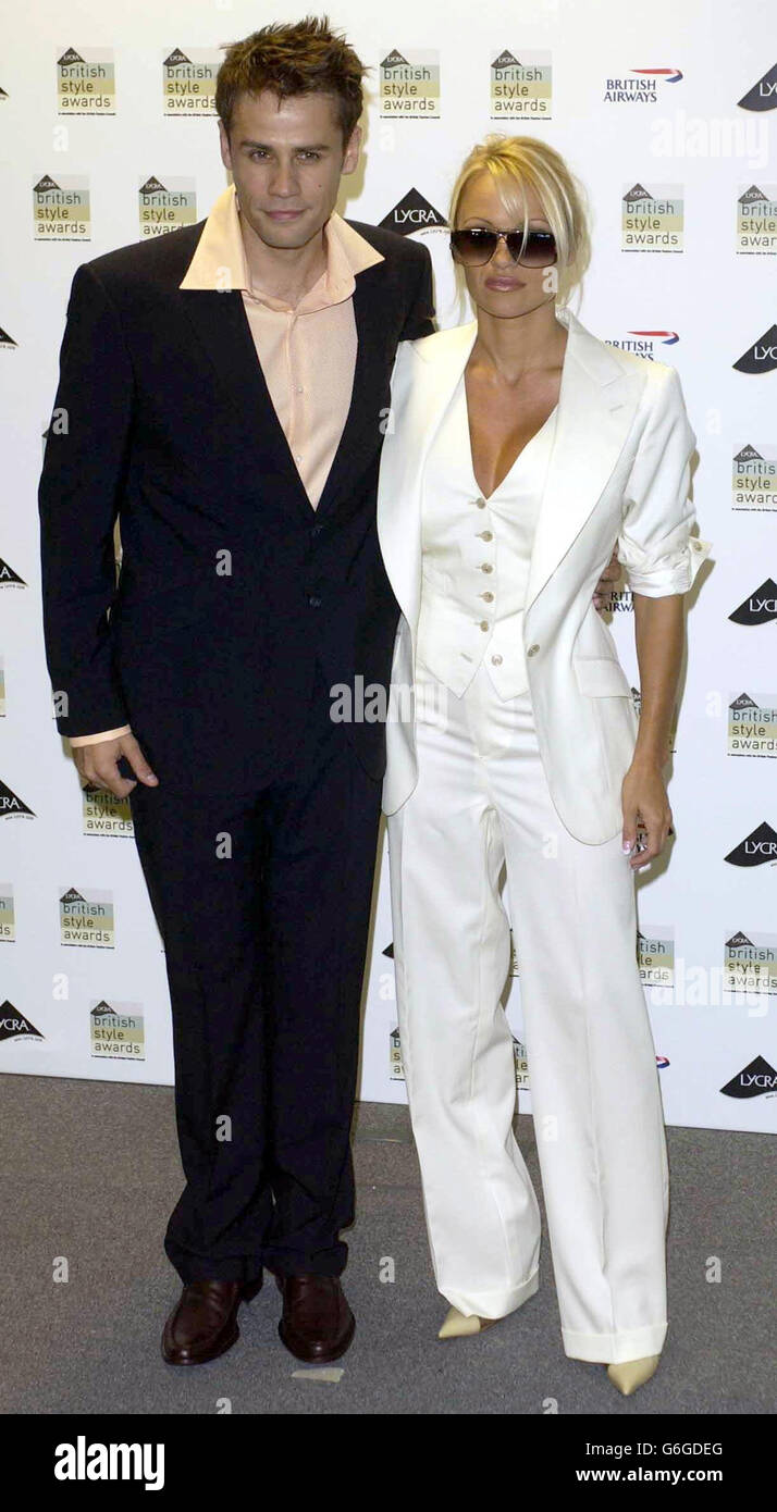 Richard Bacon e Pamela Anderson arrivano per ospitare i Lycra British Style Awards 2003 all'Old Billingsgate Market nel centro di Londra. La cerimonia, fatturata come "Oscar dell'industria della moda" è presentata dal British Fashion Council. Foto Stock