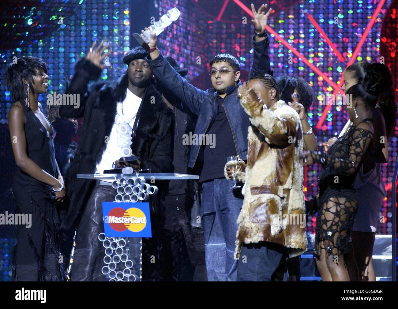 Big Brovaz e Punjabi MC sul palco con il loro premio congiunto per il UK Act of the Year durante i Mastercard MOBO Awards 2003 alla Royal Albert Hall di Londra. Foto Stock