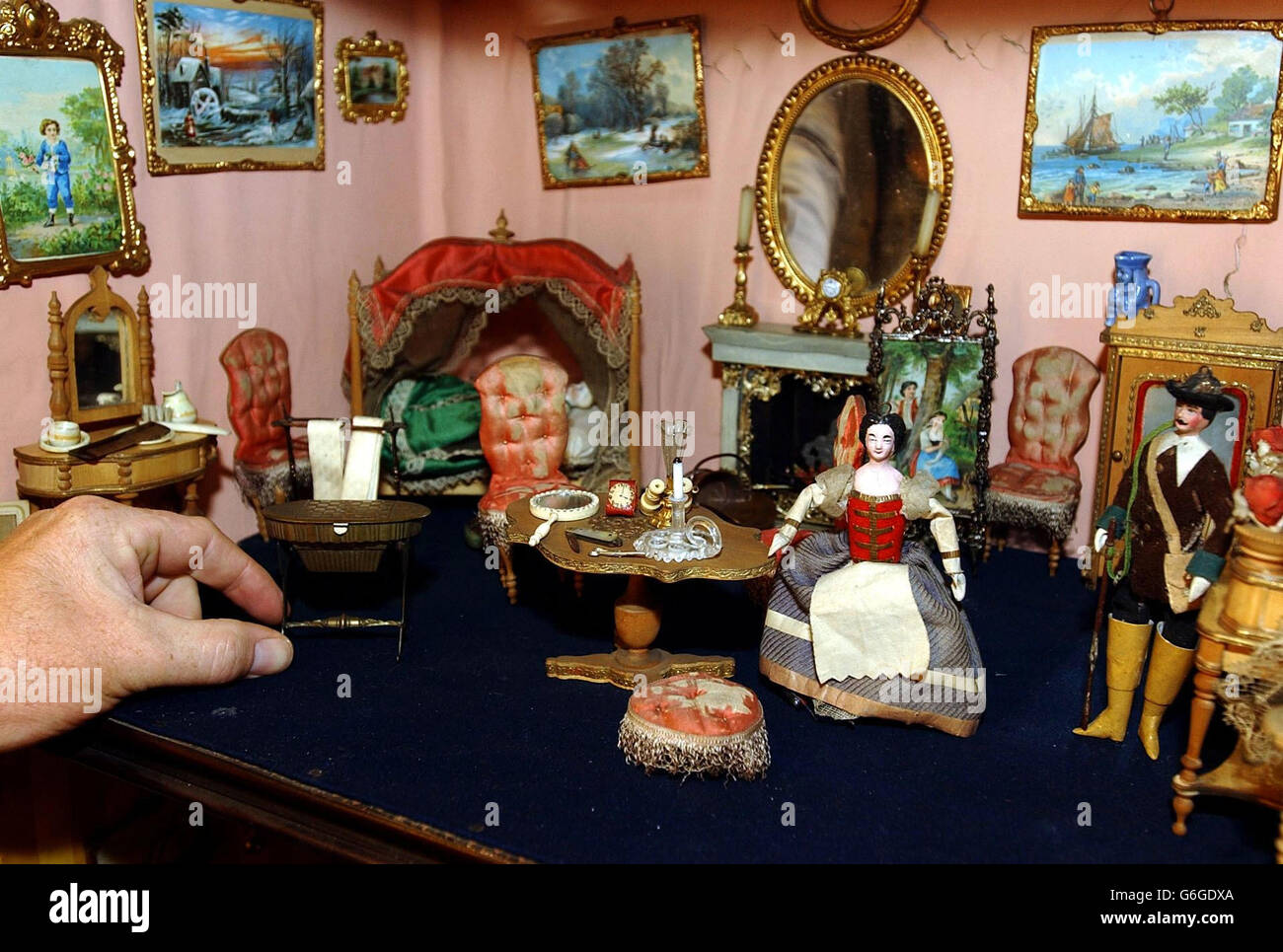 Il salotto in Dingly Hall, una casa di bambole di 15 piedi da 10 camere, messo insieme nel 1870 da due ragazzi della scuola. La casa, in vendita per l'asta a Christie's il 29 ottobre, ha una stima di 30,000- 50,000. Foto Stock