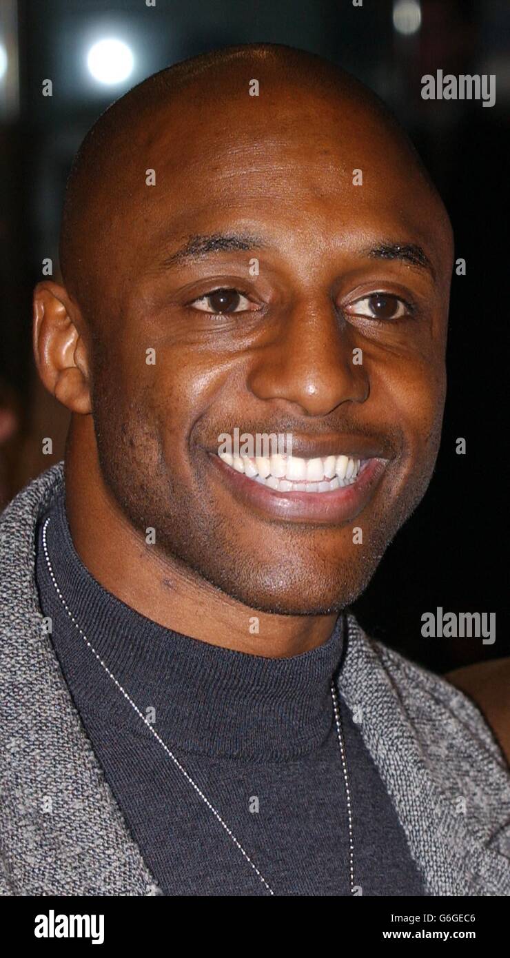 L'ex calciatore John Fashanu arriva per la prima di Bad Boys II all'Odeon Leicester Square nel centro di Londra. 19/04/04: Sono una star della celebrità John Fashanu ha accettato di pagare una somma non divulgata ad una ex cameriera che sostiene di trattarla come una schiava. Genevieve Bassene, 24 anni, sosteneva di aver lavorato per 117 ore per l'ex calciatore, ma ne pagava solo 300 al mese. Foto Stock