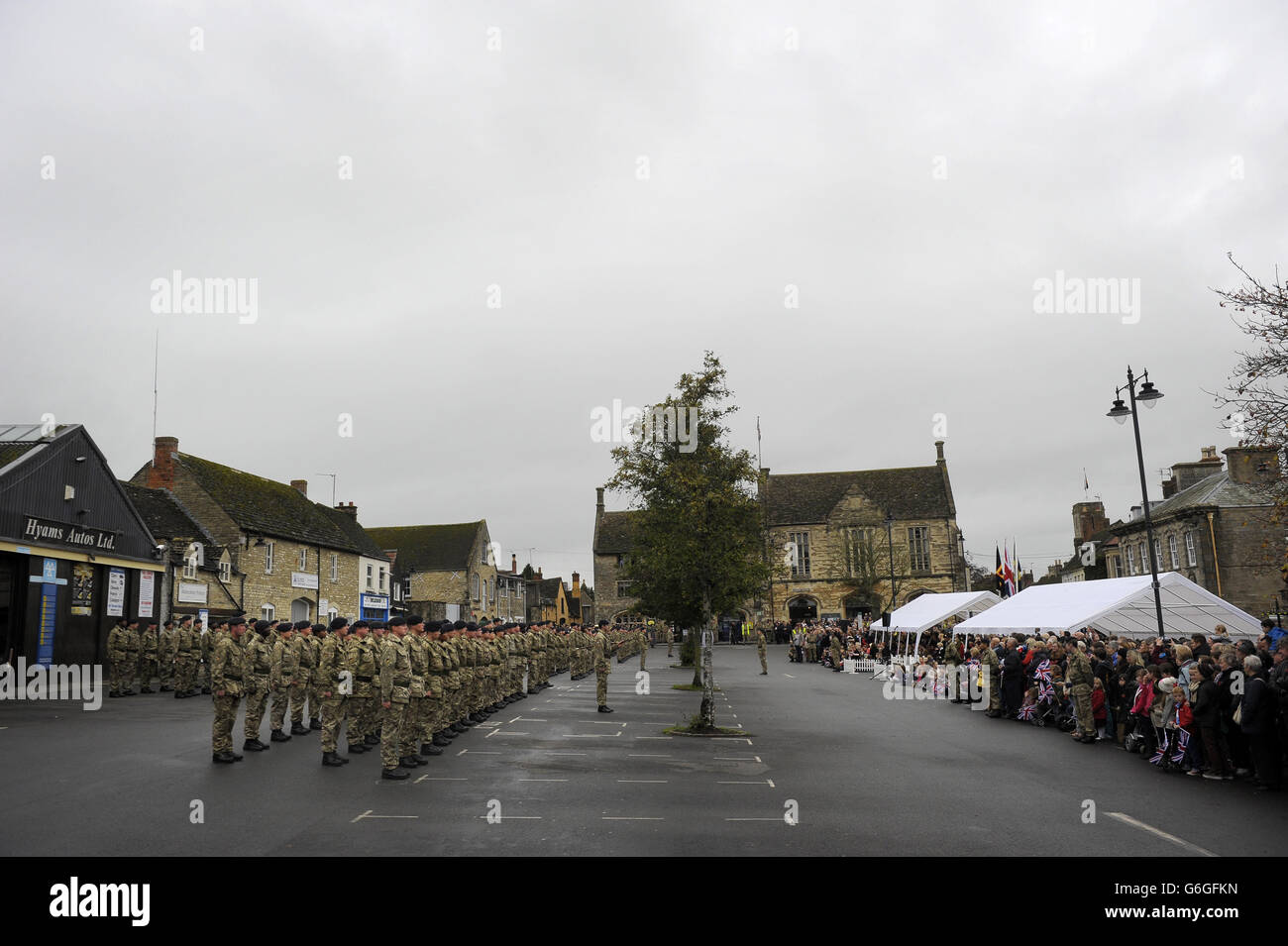 Soldati del 9 Theatre Logistic Regiment, si formano per una sfilata di medaglie operative a Malmesbury, Wiltshire. Per segnare il loro ritorno nel Regno Unito dopo 6 mesi di dispiegamento in Iraq. Foto Stock