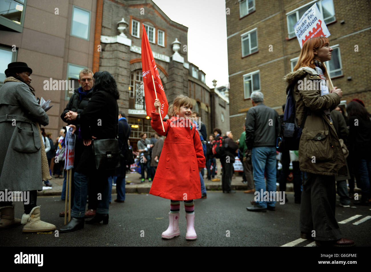Elektra James-Georgio, 6 anni, detiene una bandiera durante un raduno UNISTICO dell'Università alla Conway Hall di Londra, per protestare contro l'aumento salariale dell'1% offerto ai loro membri che lavorano in biblioteche e università. Foto Stock