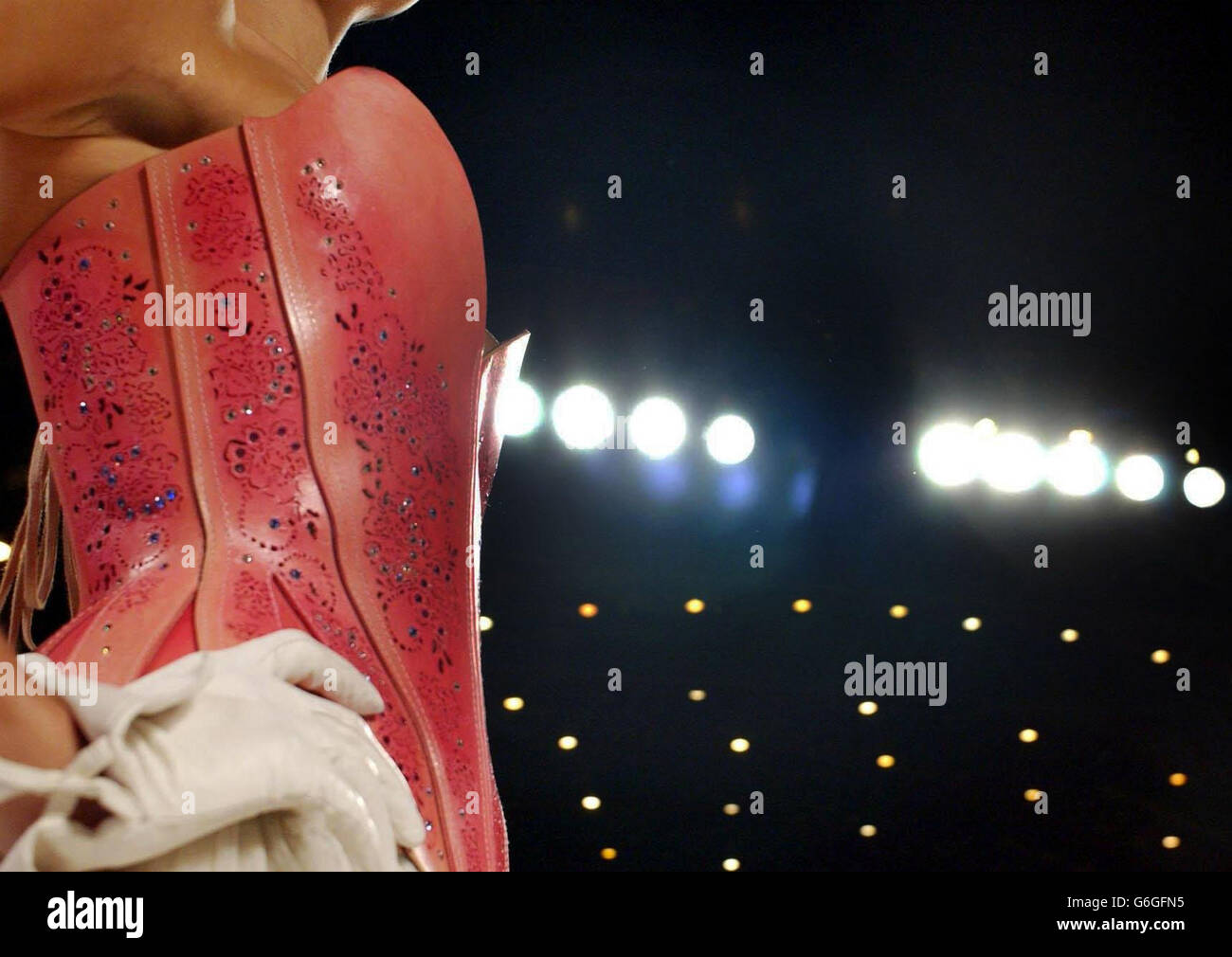 Un corset da un milione di sterline modellato dal cantante d'opera Summer durante il National Wedding Show all'Earl's Court di Londra. Il corset, progettato da Lyall Hakaraia è il corset nuziale più costoso del mondo, contiene oltre 240 diamanti, rubini e ametisti e sarà in mostra dal 3 al 5 ottobre. Foto Stock