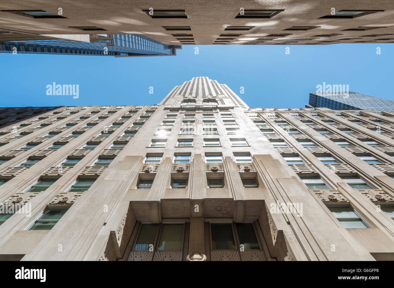 Basso angolo di visione della città edificio di servizio (70 Pine Street), un peculiare Art Deco grattacielo a New York City. Foto Stock
