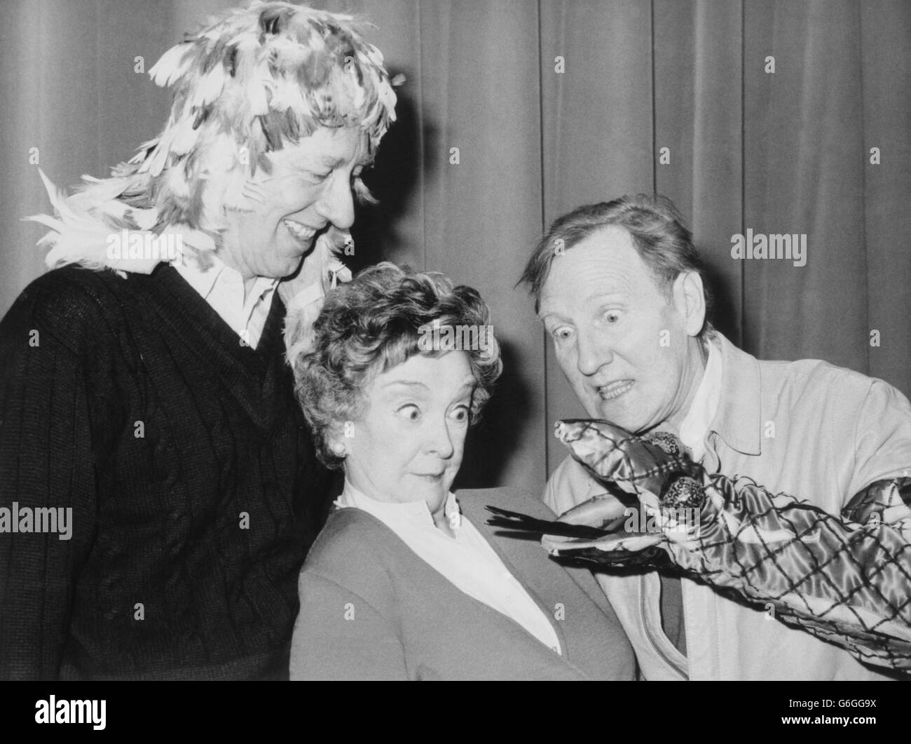 Jeremy Lloyd (a sinistra) interpreta il Capitano Beaky in un adattamento radio 4 del suo libro The Woodland Vospels. Si unisce a Beryl Reid (Batty Bat) e Leslie Phillips (hissing Sid). Foto Stock