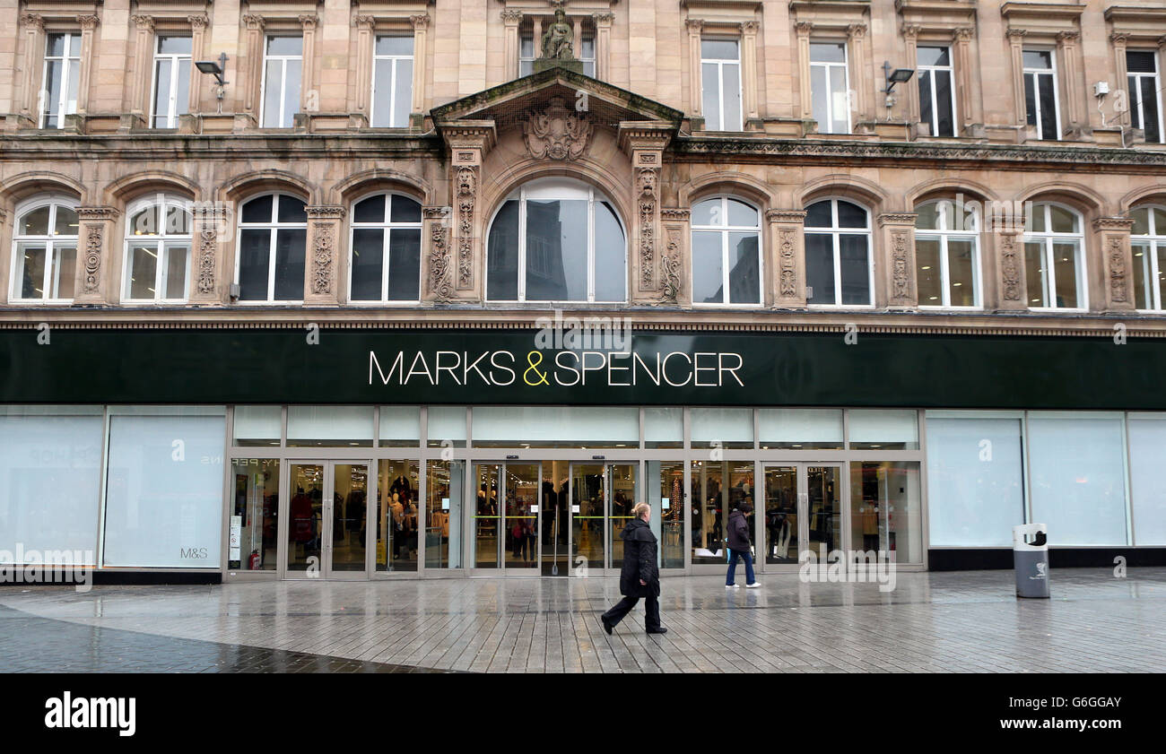 Vista generale di Marks e Spencer nel centro di Liverpool come la società ha riferito che come-per-come abbigliamento e vendite di casalinghi è sceso del 1.3% durante il suo trimestre di luglio a settembre. I profitti sono stati inferiori del 8.9%. Foto Stock