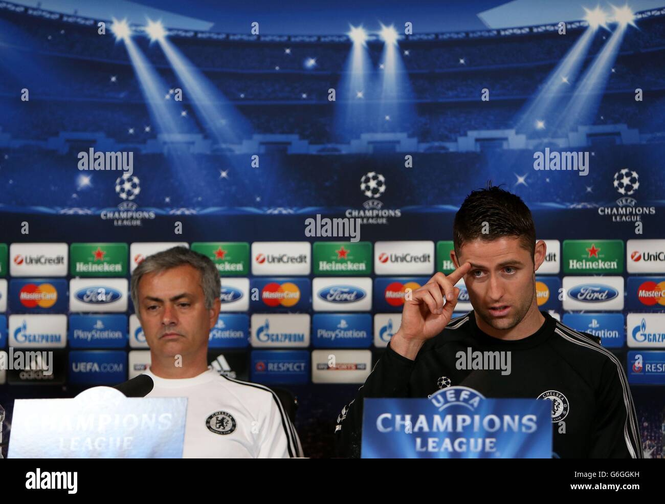 Gary Cahill di Chelsea e il manager Jose Mourinho durante la conferenza stampa durante una sessione di formazione al Cobham Training Ground, Stoke D'abernon. Foto Stock