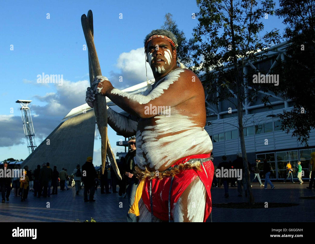 Un Aborigeno si esibisce fuori dallo stadio prima della cerimonia di apertura delle finali della Coppa del mondo di Rugby al Telstra Stadium di Sydney. Foto Stock