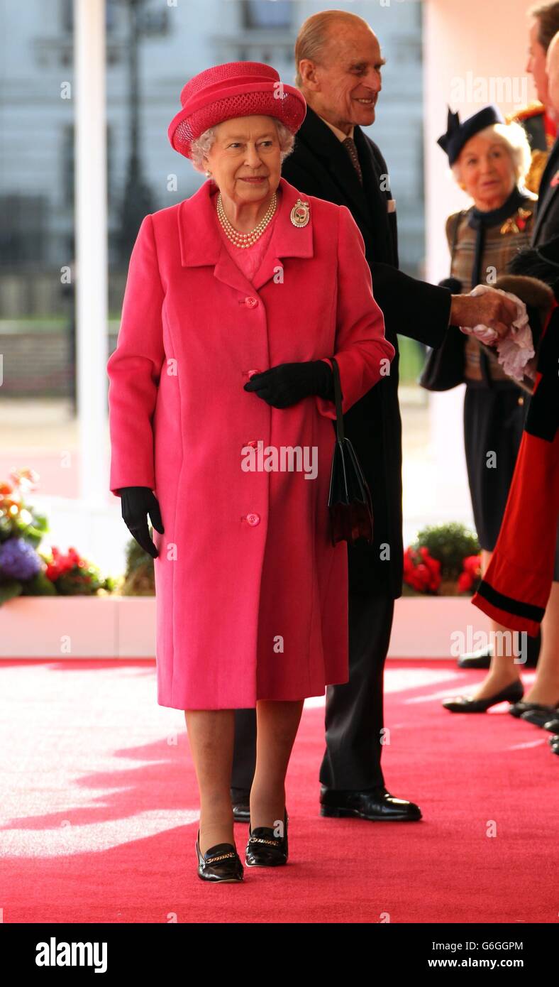 Regina Elisabetta II durante un benvenuto cerimoniale per il presidente della Repubblica di Corea, Park Geun-hye, a Horse Guards, nel centro di Londra. Foto Stock