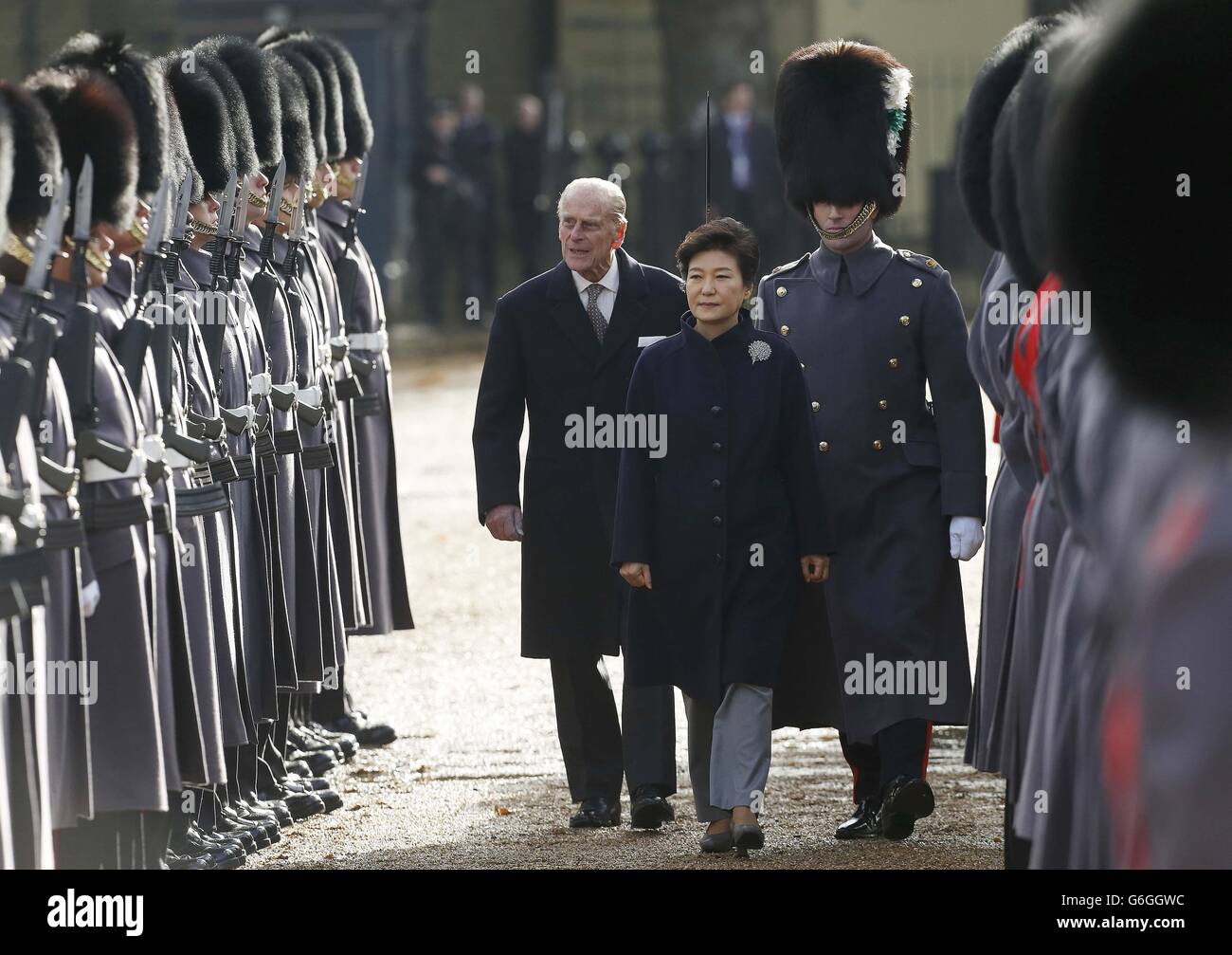 Il Presidente della Corea del Sud Park Geun-hye (centro) è scortato dal Duca di Edimburgo (a sinistra) mentre ispeziona una Guardia d'onore alla Parata delle guardie d'onore nel centro di Londra. Foto Stock