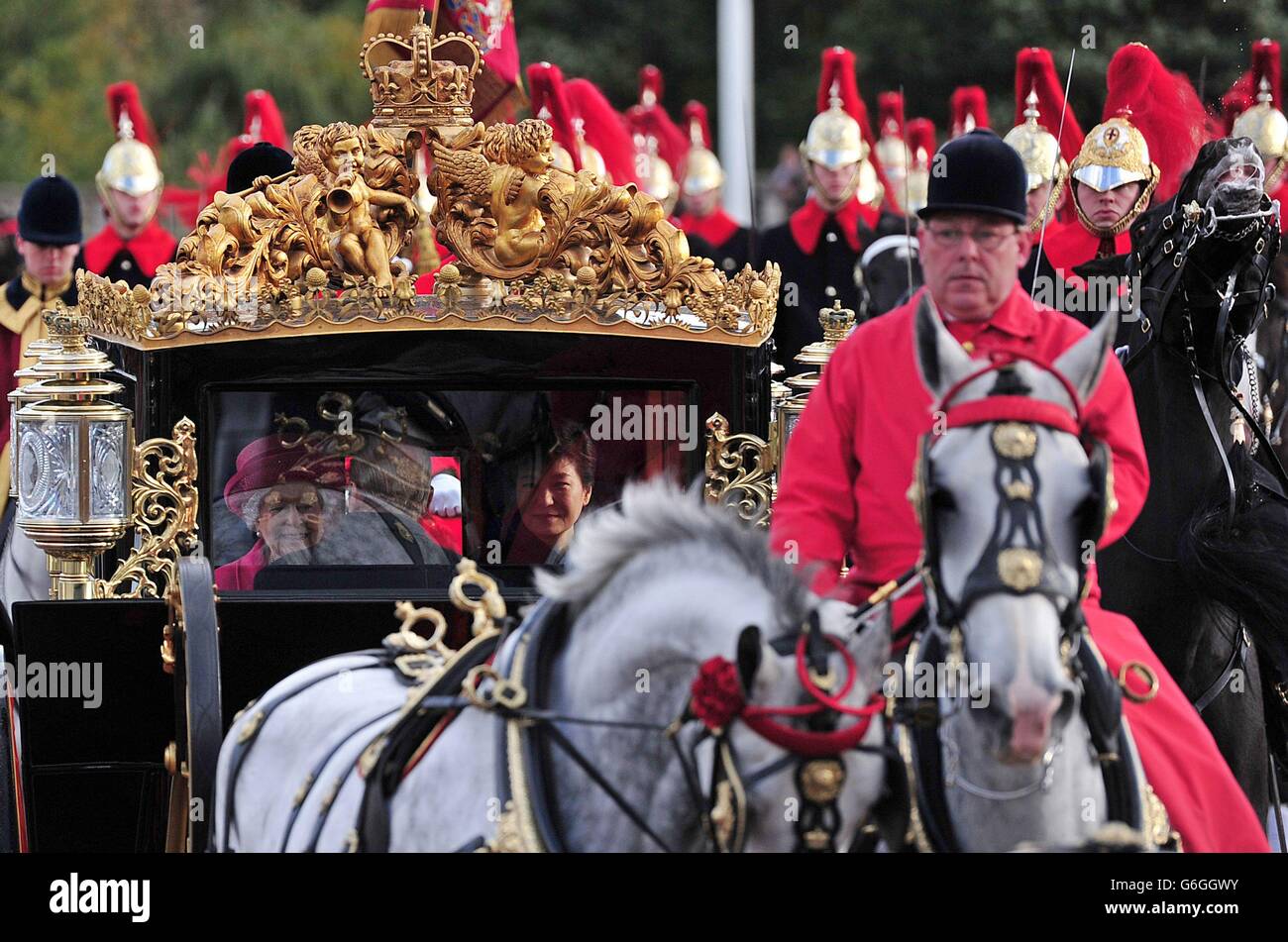 La regina Elisabetta II (a sinistra) e il presidente della Corea del Sud Park Geun-Hye arrivano in una carrozza statale a Buckingham Palace a Londra. Foto Stock