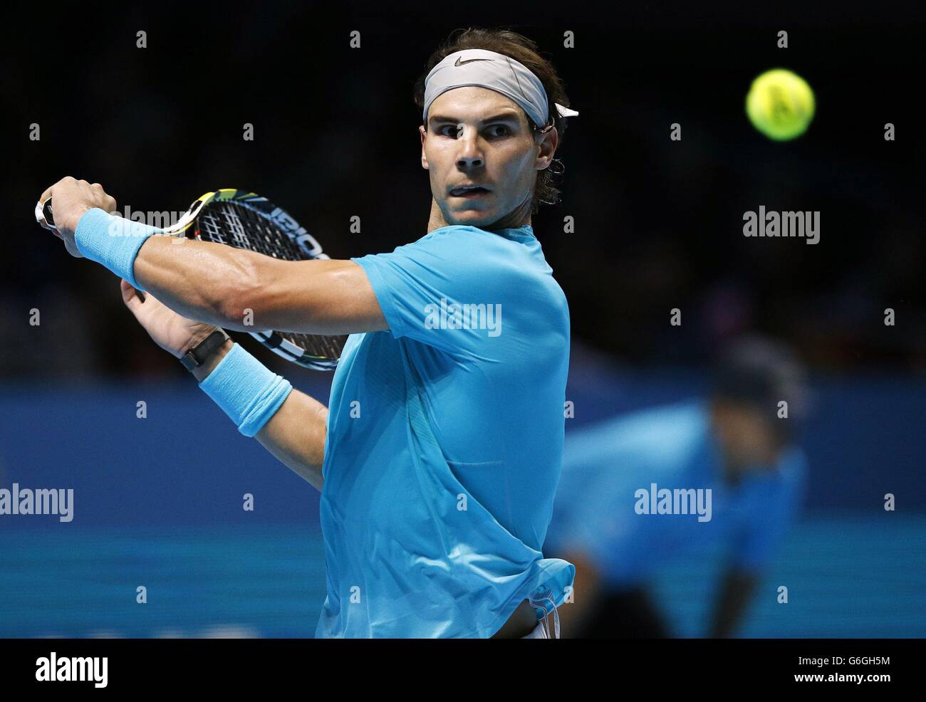 Il spagnolo Rafael Nadal in azione contro il compagno spagnolo David Ferrer durante il secondo giorno delle finali del Barclays ATP World Tour alla O2 Arena di Londra. Foto Stock