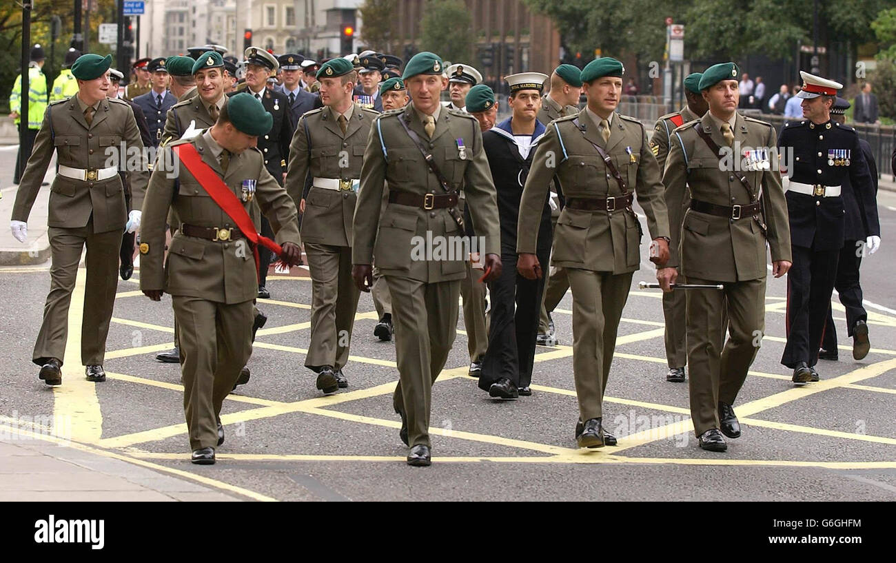 I militari arrivano alla cattedrale di St Paul, Londra, prima del servizio di memoria per coloro che sono stati uccisi nel conflitto del Golfo. Foto Stock