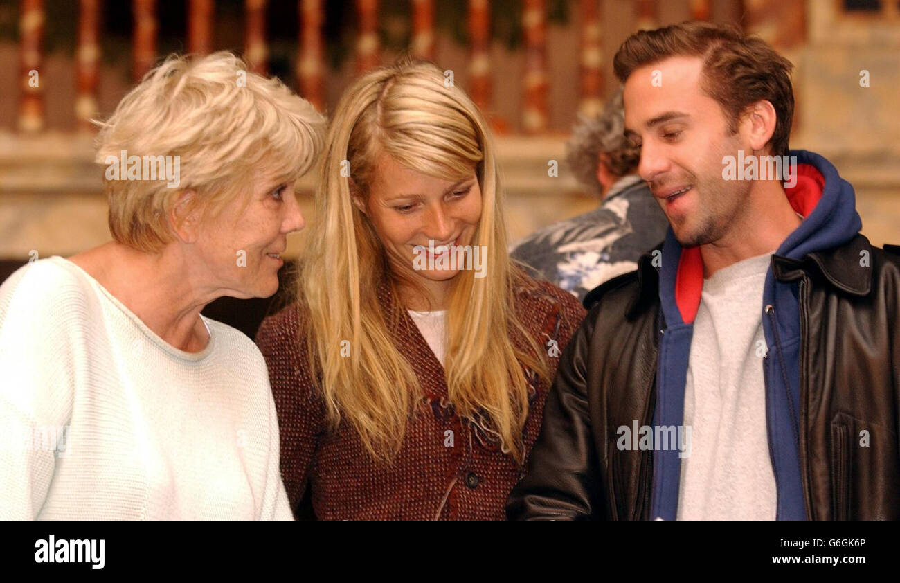 Dame Diana Rigg Gwyneth Paltrow e l'attore Joseph Fiennes al Globe Theatre, a sud di Londra. Le star del cinema e del palcoscenico stanotte stanno mettendo in scena uno spettacolo shakespeariano per il Principe di Galles. Il vincitore dell'Oscar, Gwyneth Paltrow, si unirà a una serie di attori acclamati al Globe Theatre di Londra, che si alternano per eseguire scene tratte dalle famose opere del bard. Il teatergoer reale Charles vedrà la riunita di Paltrow con la sua co-star di Shakespeare in Love Joseph Fiennes mentre eseguono la scena del balcone da Romeo e Giulietta. Foto Stock