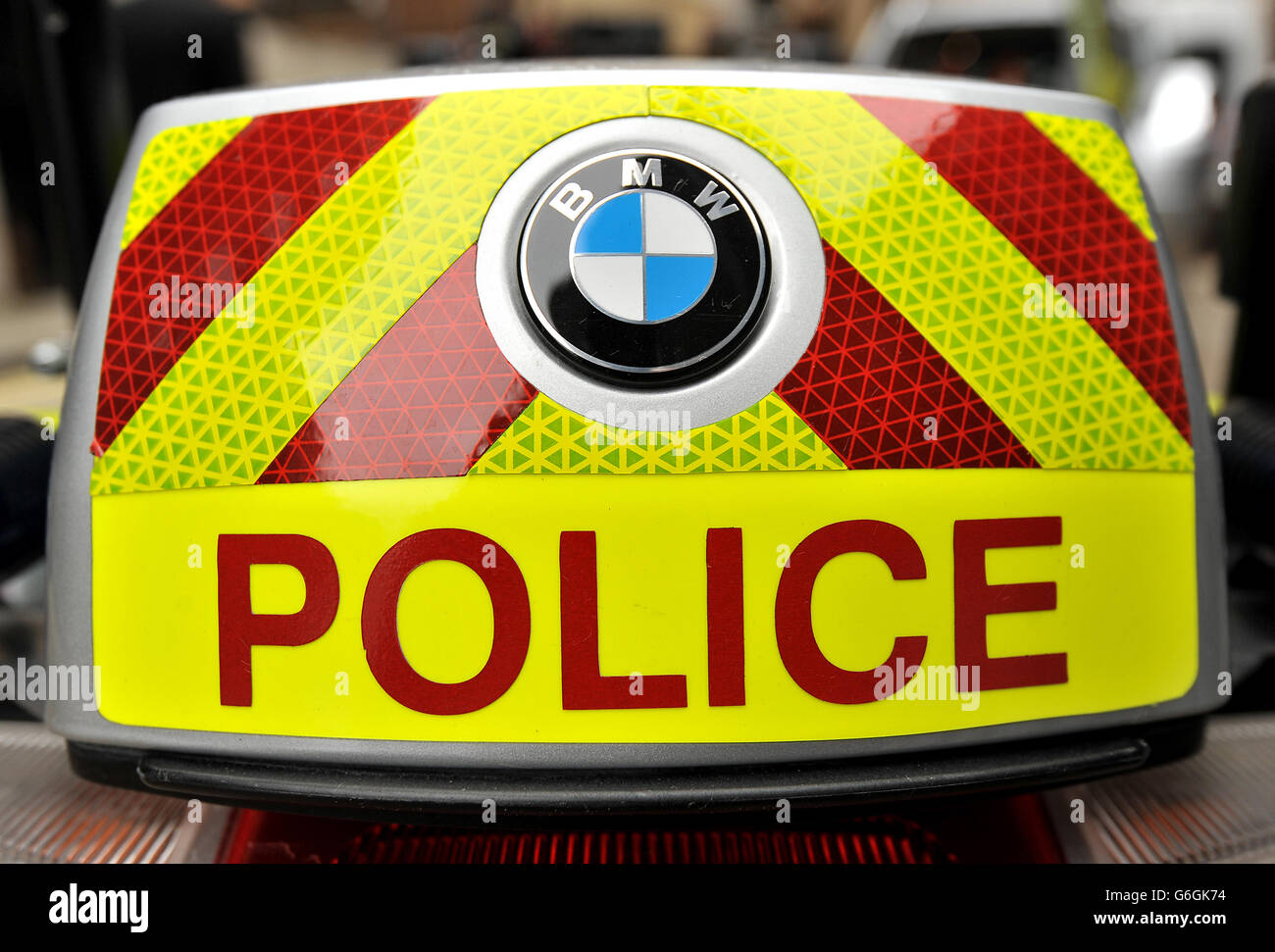 Vista generale di un badge BMW e di un cartello di polizia Il retro di una motocicletta della polizia metropolitana di Londra Foto Stock
