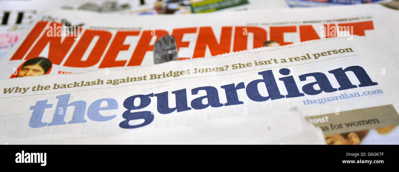 Vista dettagliata di un mucchio di giornali nazionali tra cui il Guardiano e l'indipendente Foto Stock