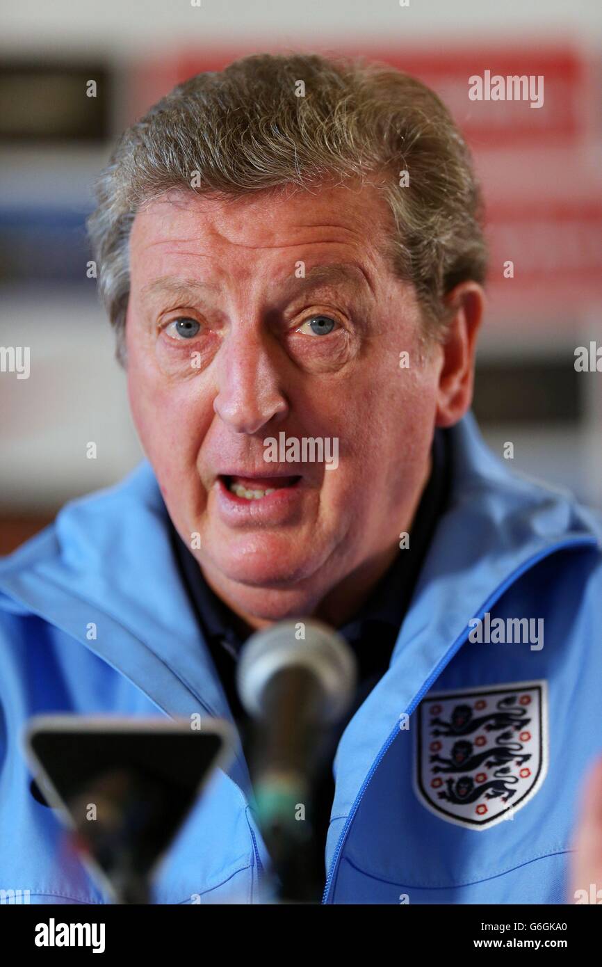 Il manager dell'Inghilterra Roy Hodgson parla alla conferenza stampa del Grove Hotel, Hertfordshire. Foto Stock