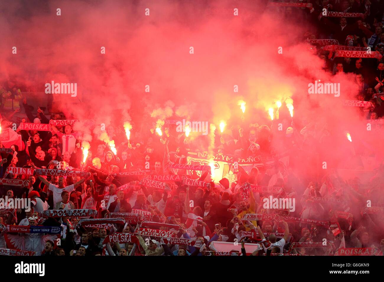 Calcio - Coppa del mondo FIFA 2014 - Qualifiche - Gruppo H - Inghilterra / Polonia - Stadio di Wembley. I tifosi della Polonia hanno lasciato fuori i razzi rossi nelle tribune Foto Stock